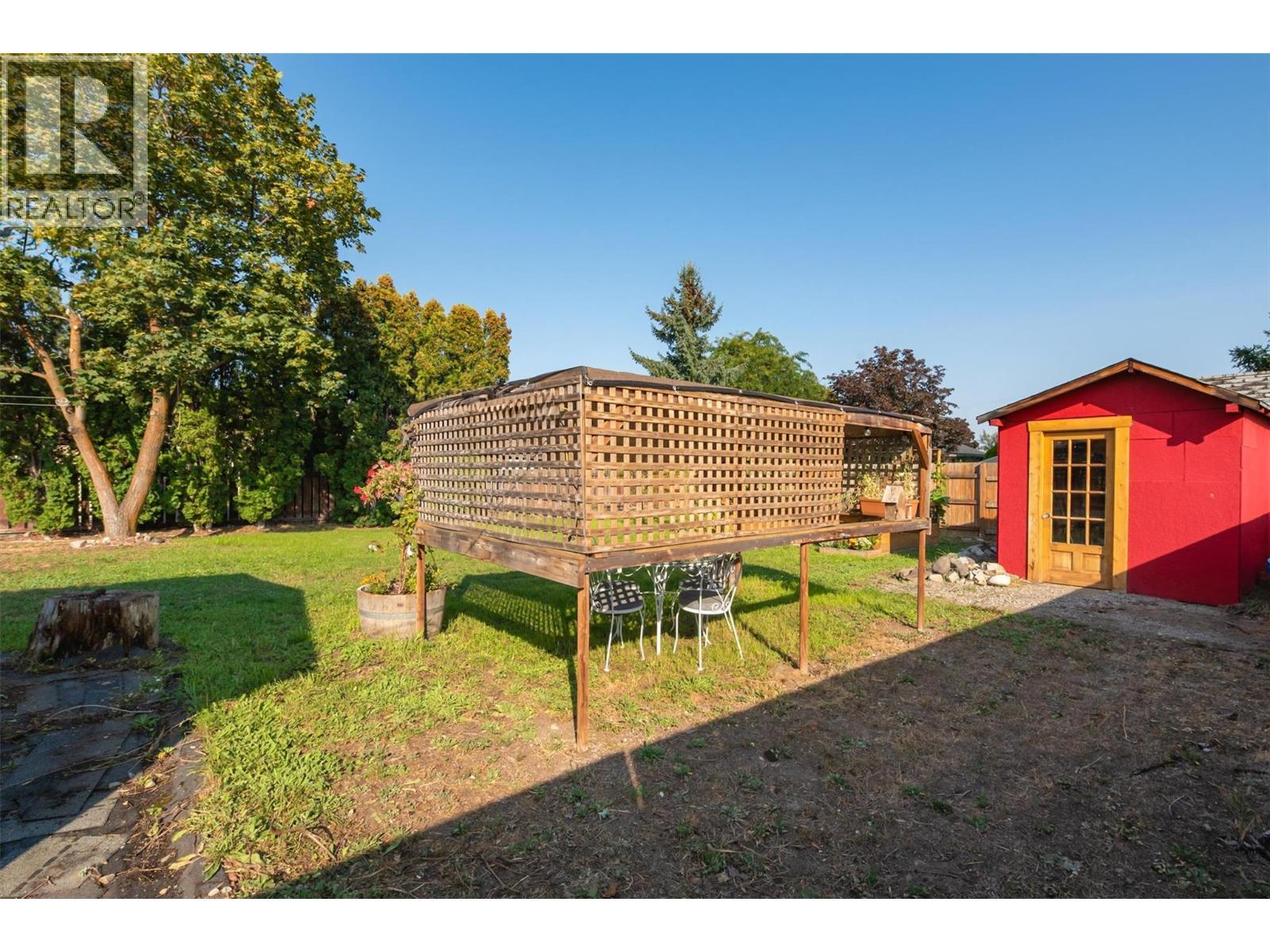 1060 Tataryn Road, Kelowna, BC - Outdoor