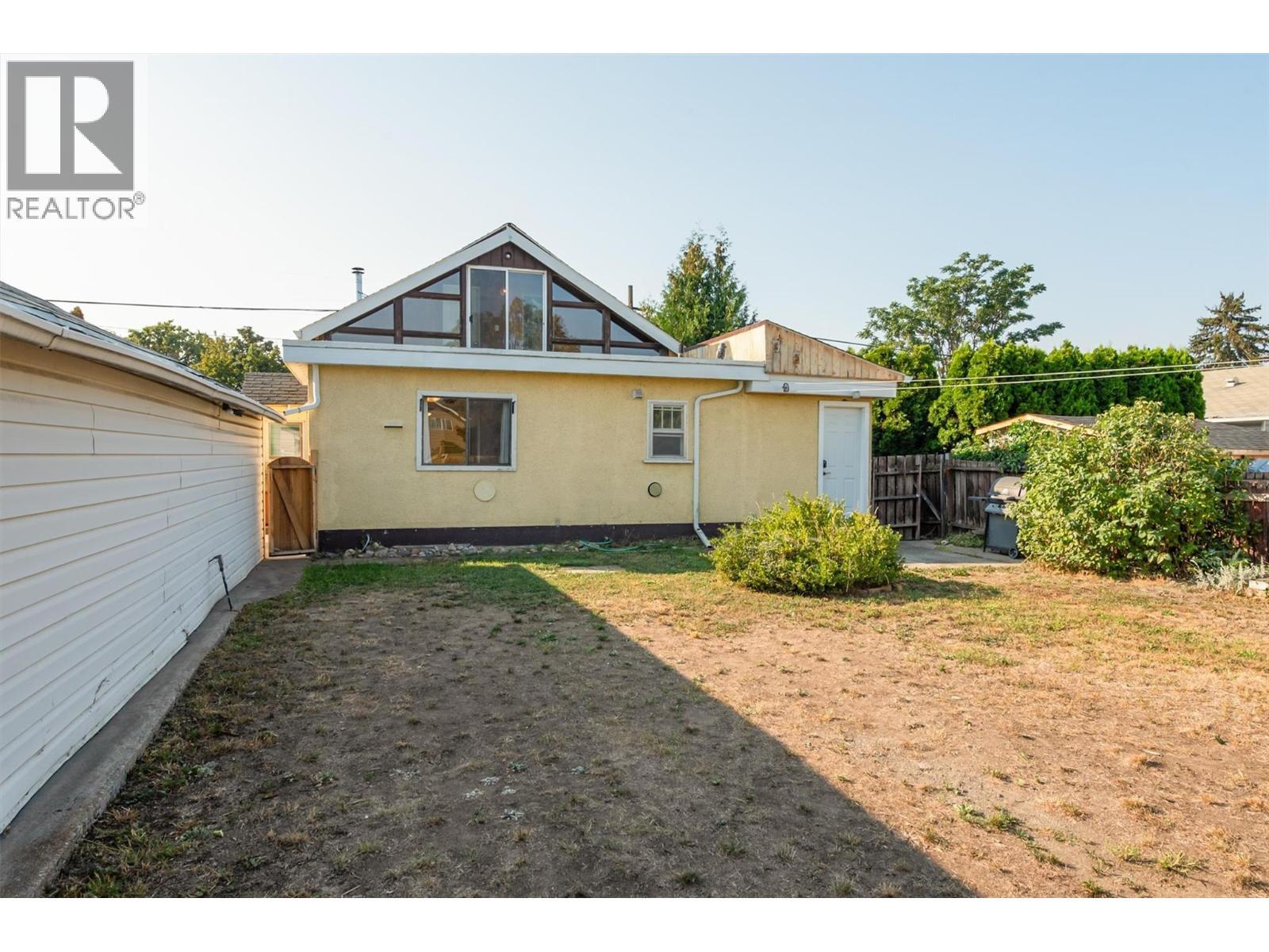 1060 Tataryn Road, Kelowna, BC - Outdoor