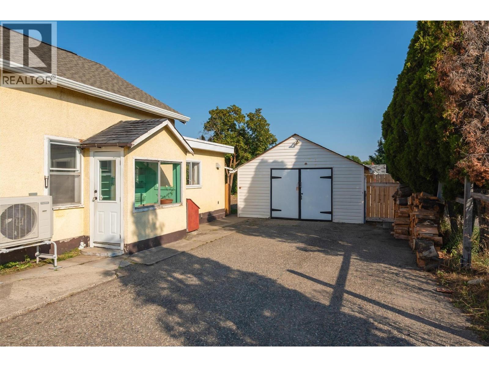 1060 Tataryn Road, Kelowna, BC - Outdoor