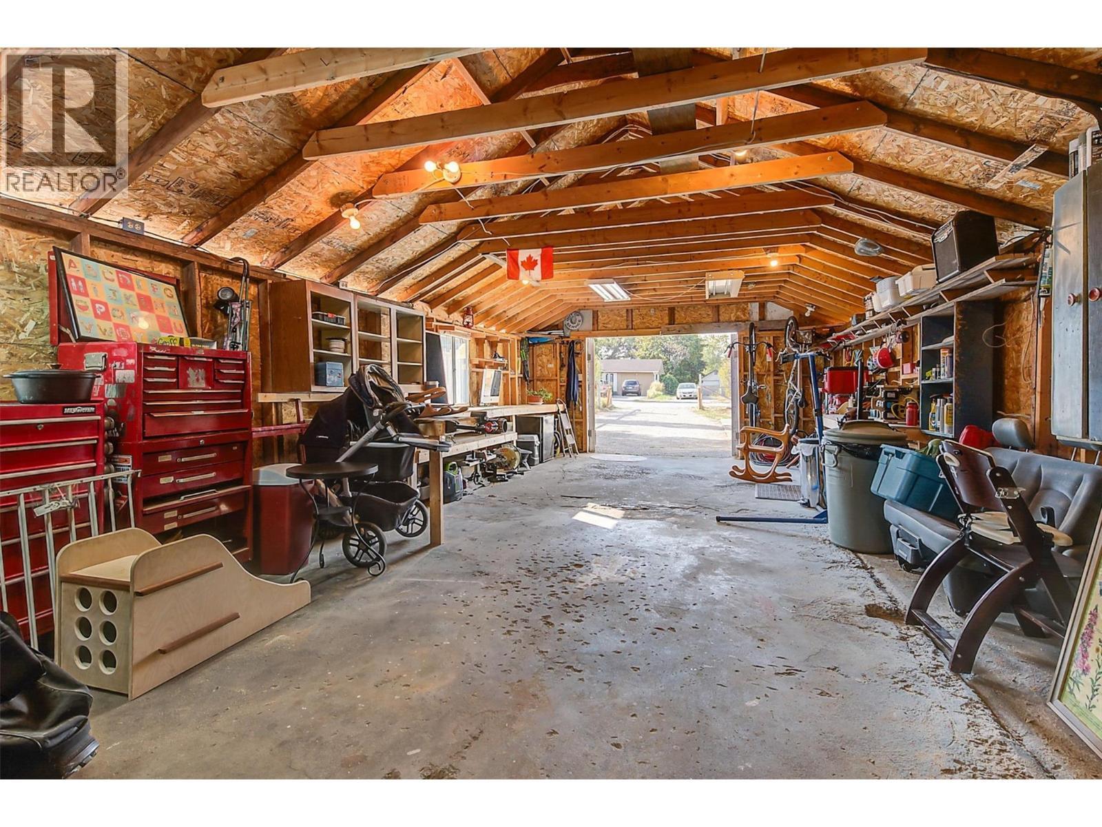 1060 Tataryn Road, Kelowna, BC - Indoor