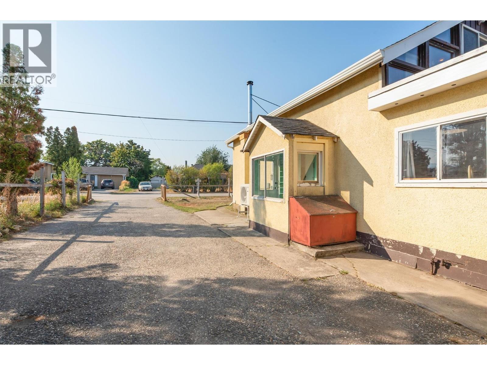 1060 Tataryn Road, Kelowna, BC - Outdoor