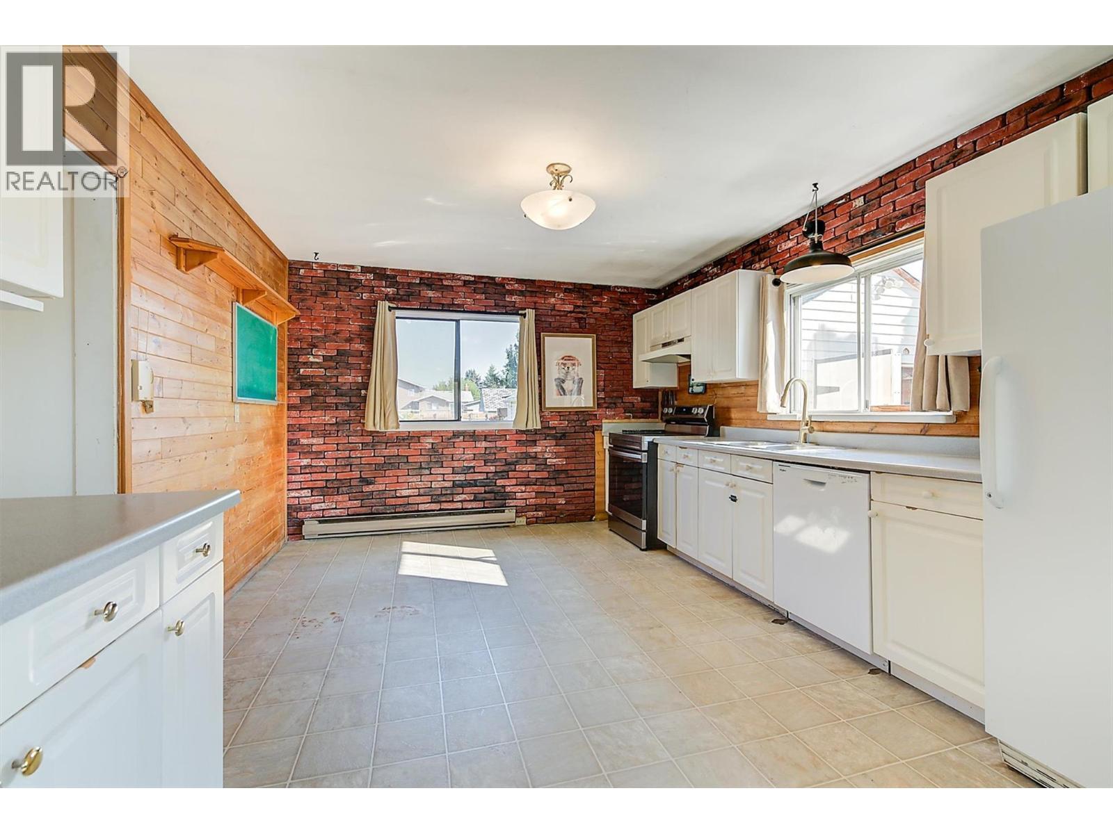 1060 Tataryn Road, Kelowna, BC - Indoor Photo Showing Kitchen