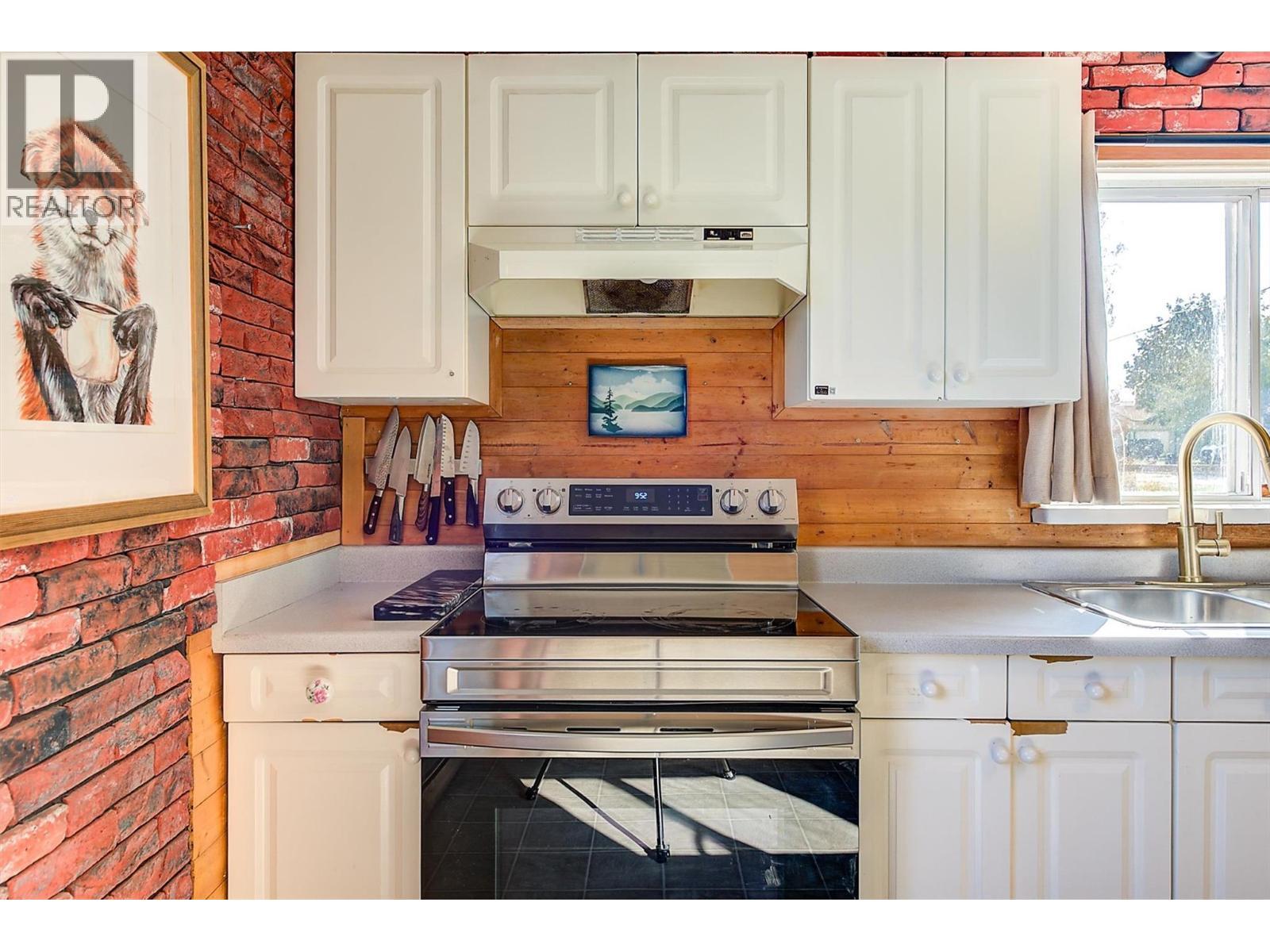 1060 Tataryn Road, Kelowna, BC - Indoor Photo Showing Kitchen