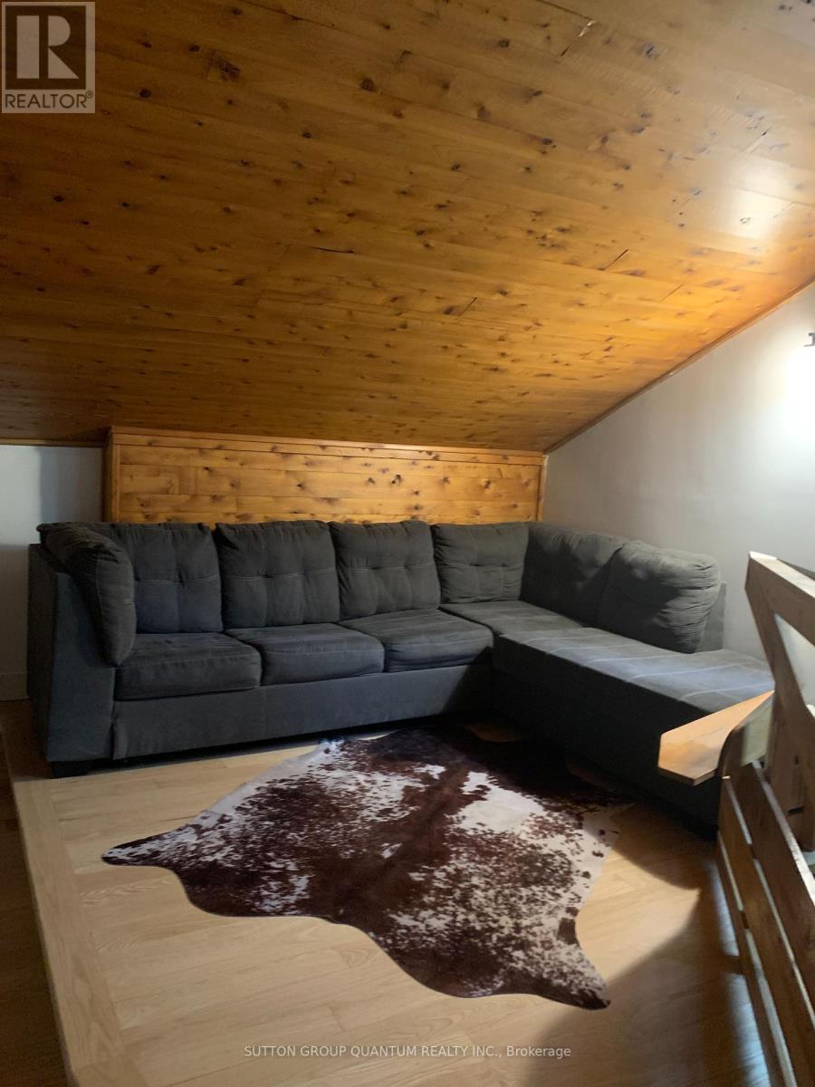 2724 River Road, Frontenac, ON - Indoor Photo Showing Living Room
