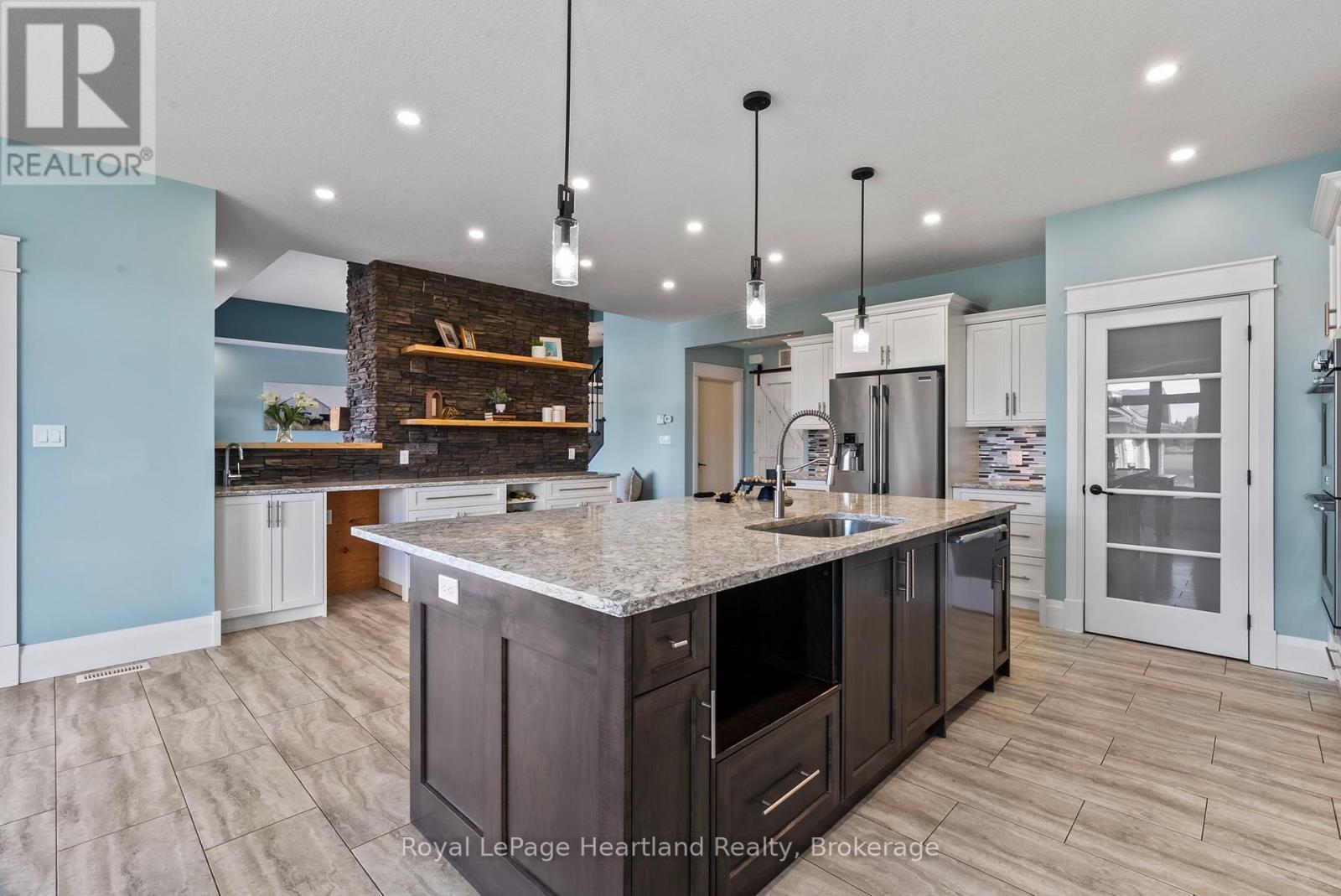 411 Jane Street, Minto, ON - Indoor Photo Showing Kitchen With Upgraded Kitchen