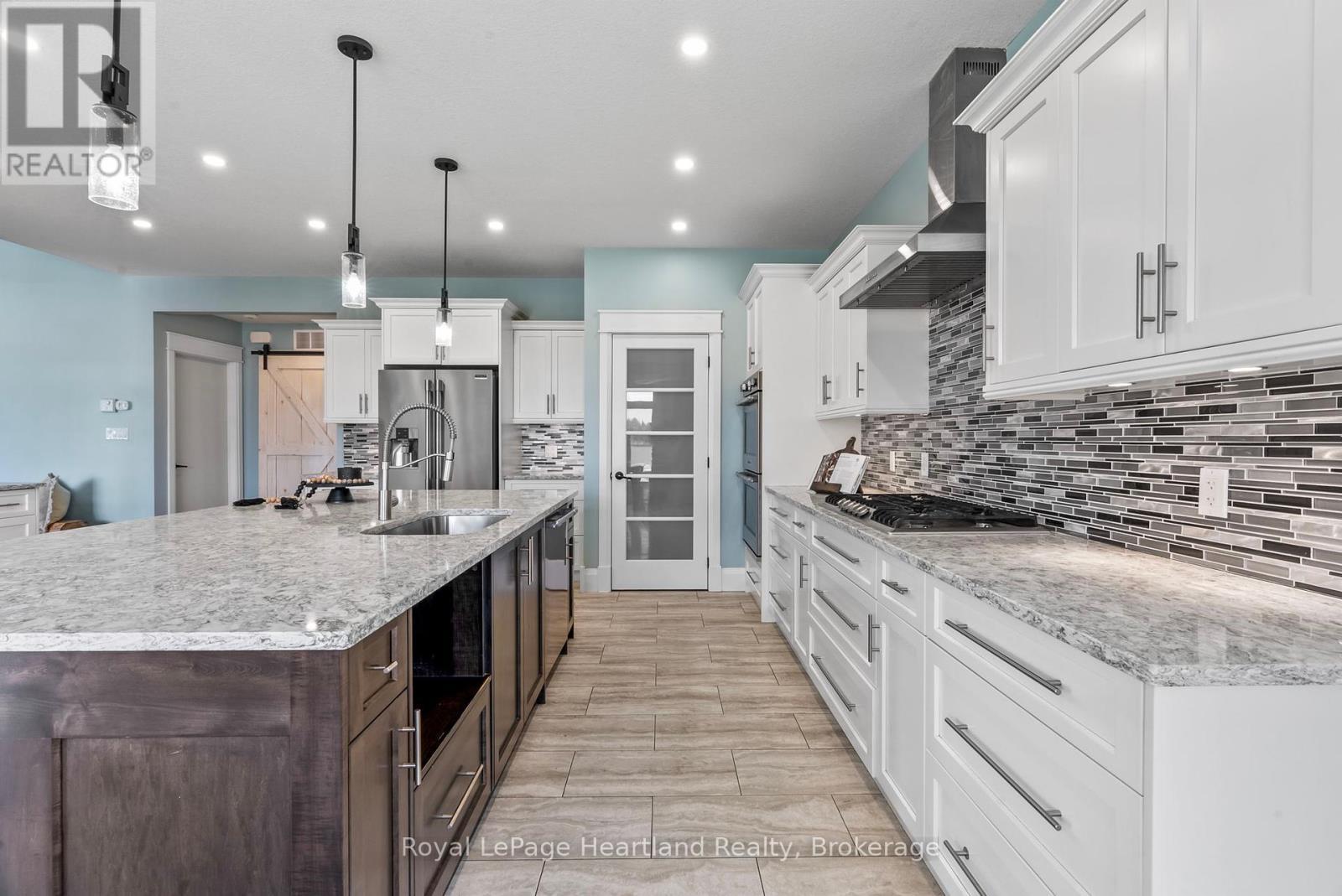 411 Jane Street, Minto, ON - Indoor Photo Showing Kitchen With Upgraded Kitchen