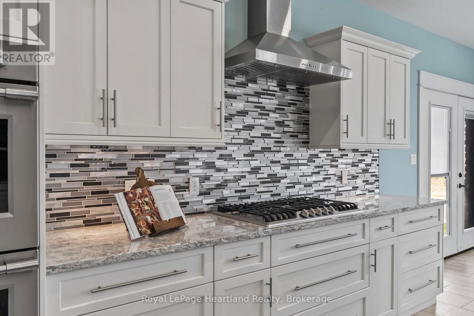 411 Jane Street, Minto, ON - Indoor Photo Showing Kitchen With Upgraded Kitchen