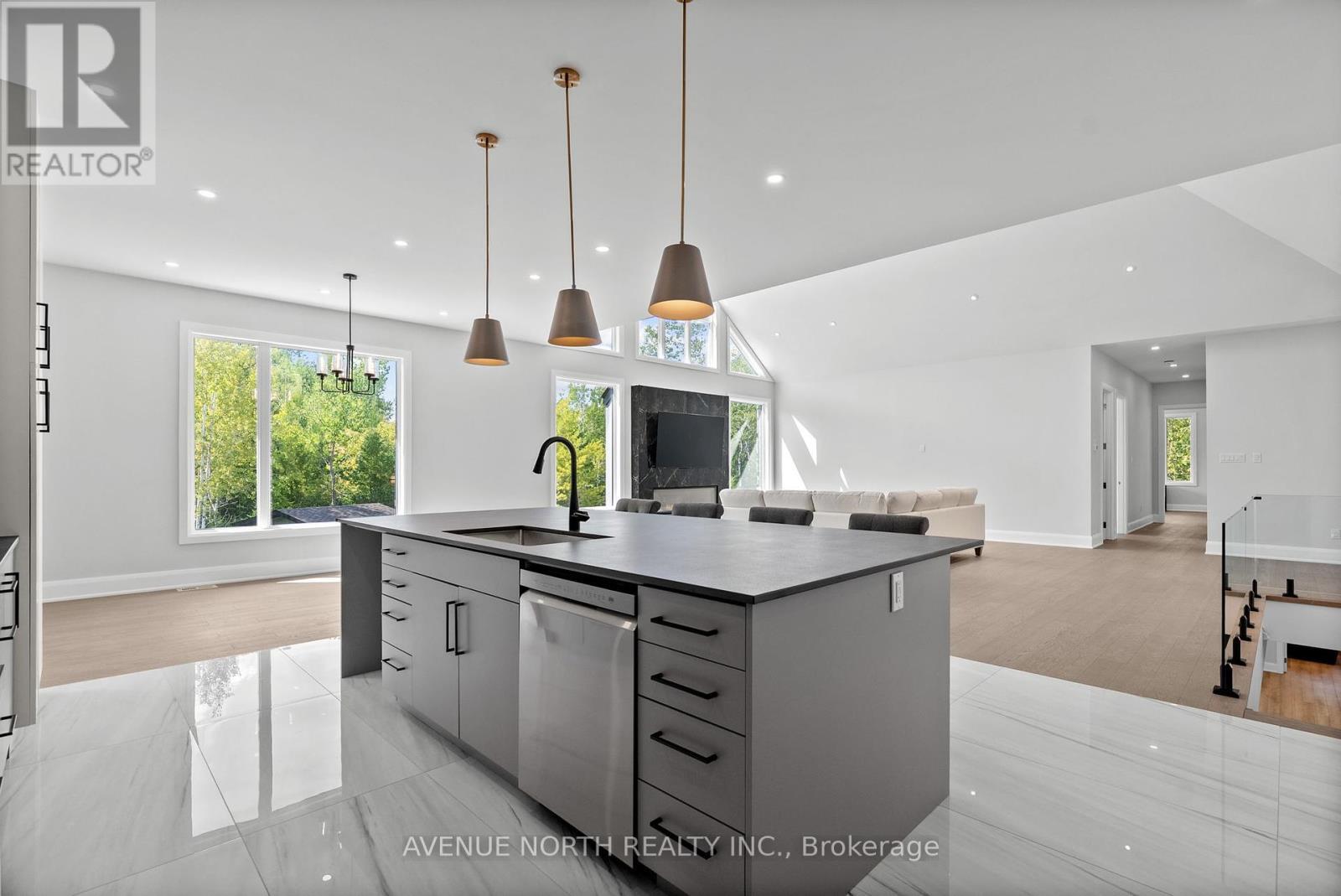 135 Cherryhill Drive, Ottawa, ON - Indoor Photo Showing Kitchen With Upgraded Kitchen