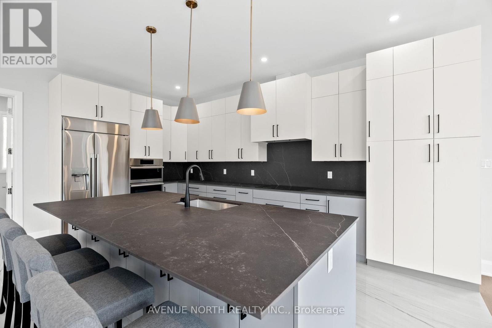 135 Cherryhill Drive, Ottawa, ON - Indoor Photo Showing Kitchen With Upgraded Kitchen