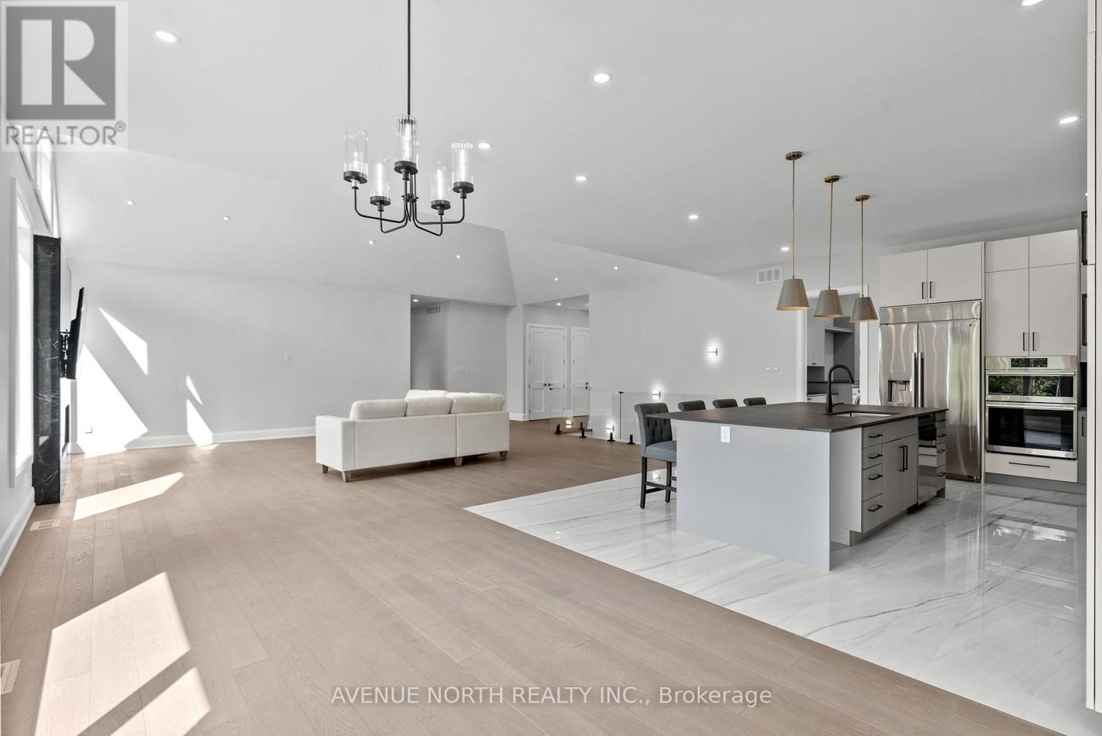 135 Cherryhill Drive, Ottawa, ON - Indoor Photo Showing Kitchen With Upgraded Kitchen