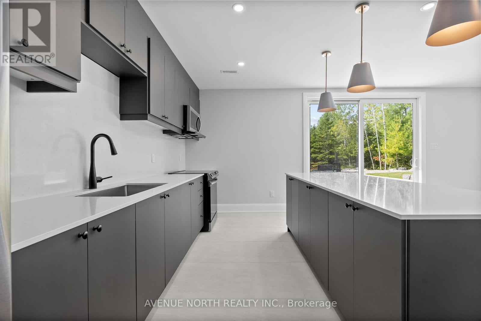 135 Cherryhill Drive, Ottawa, ON - Indoor Photo Showing Kitchen With Upgraded Kitchen