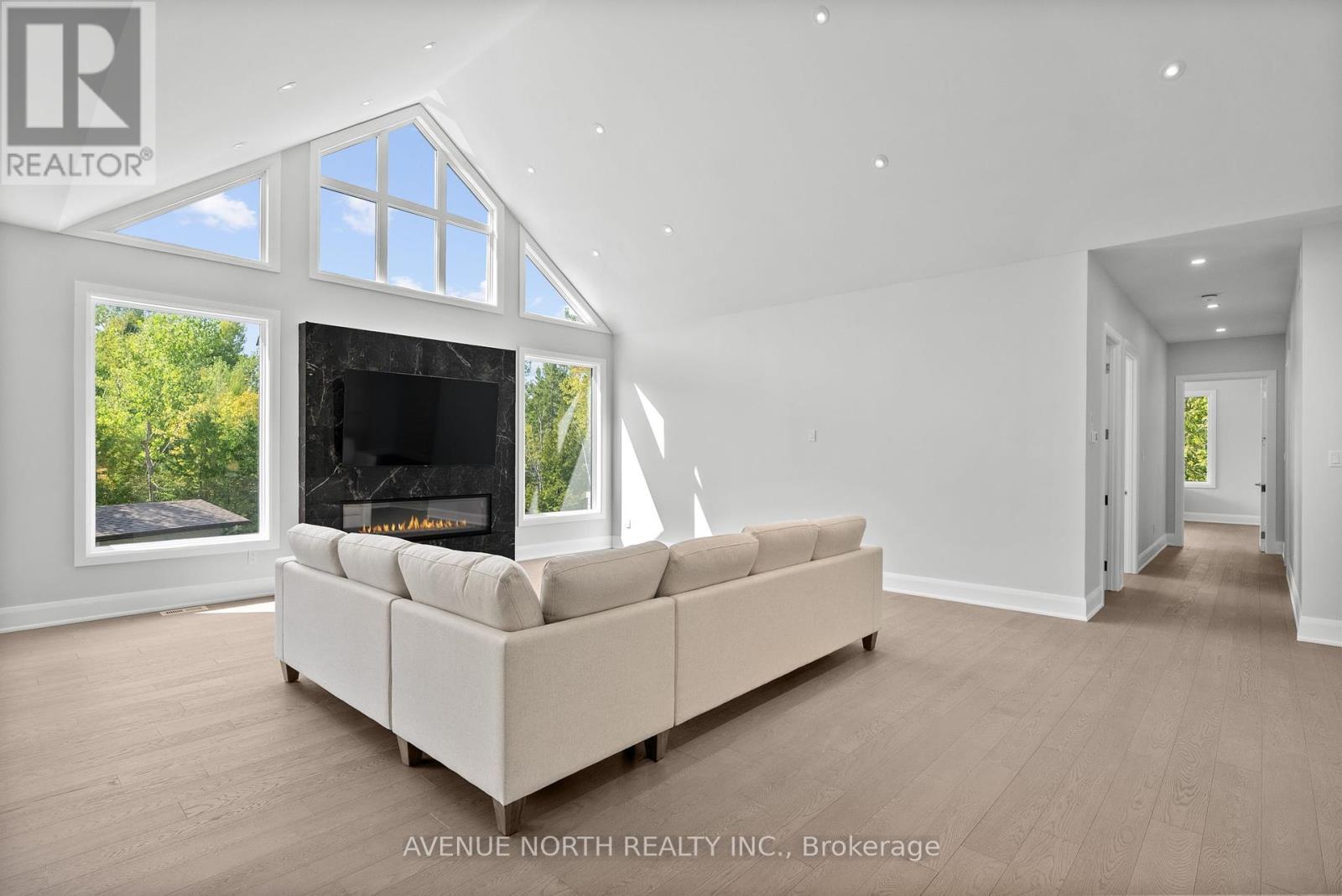 135 Cherryhill Drive, Ottawa, ON - Indoor Photo Showing Living Room