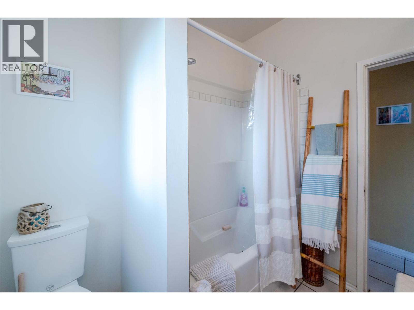 1467 Carmi Drive, Penticton, BC - Indoor Photo Showing Bathroom