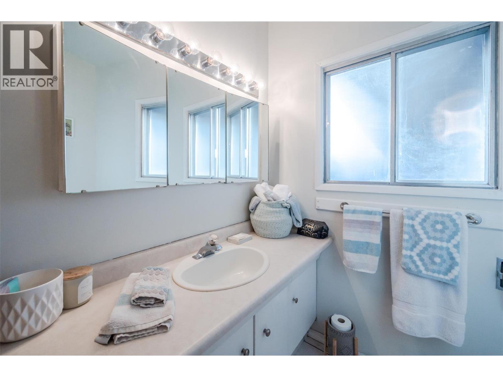 1467 Carmi Drive, Penticton, BC - Indoor Photo Showing Bathroom