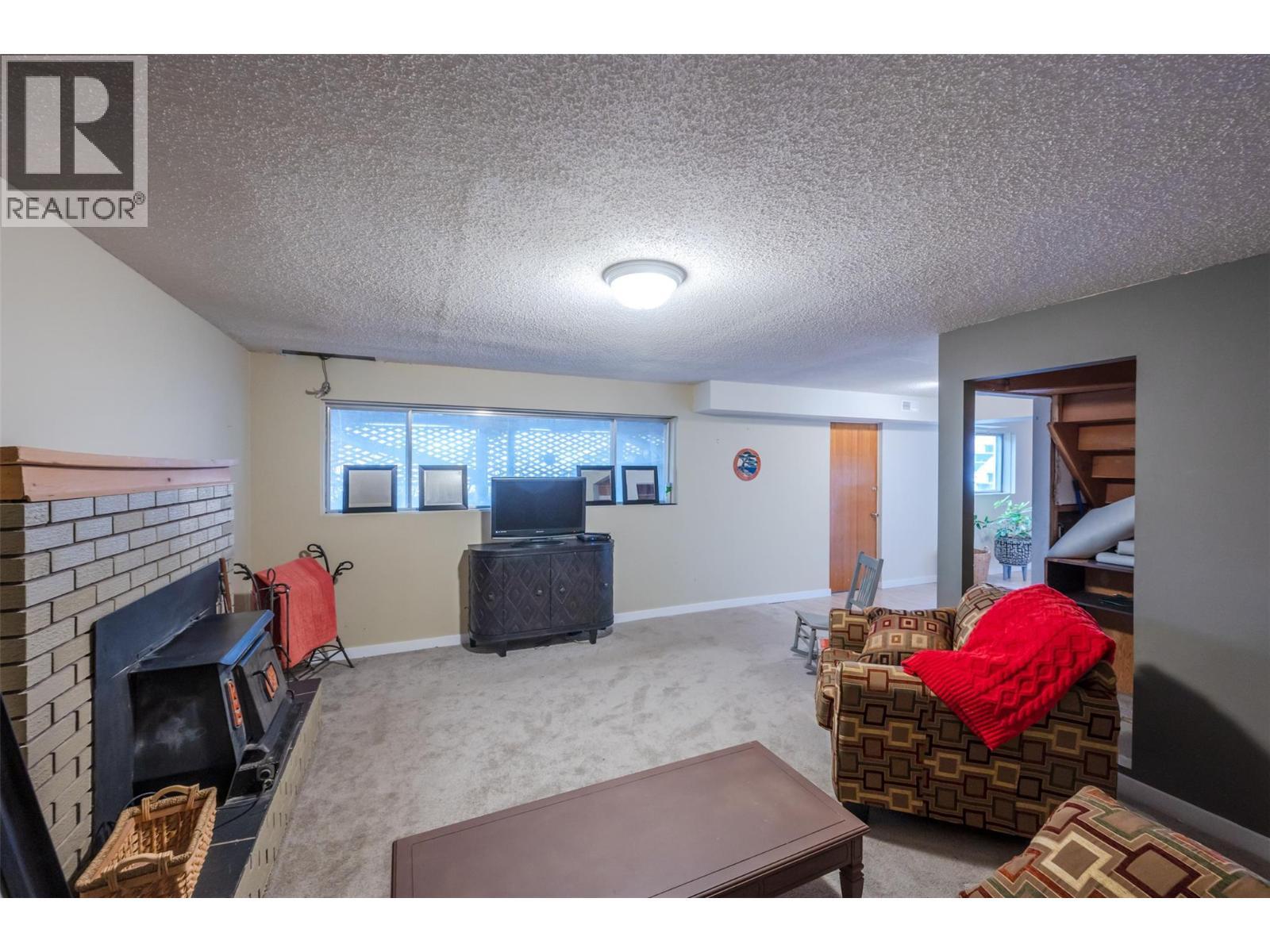 1467 Carmi Drive, Penticton, BC - Indoor Photo Showing Living Room With Fireplace
