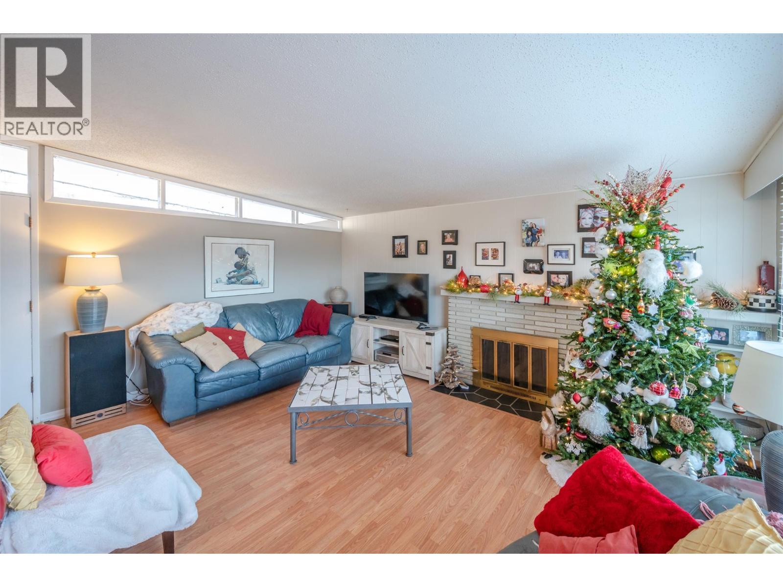 1467 Carmi Drive, Penticton, BC - Indoor Photo Showing Living Room With Fireplace