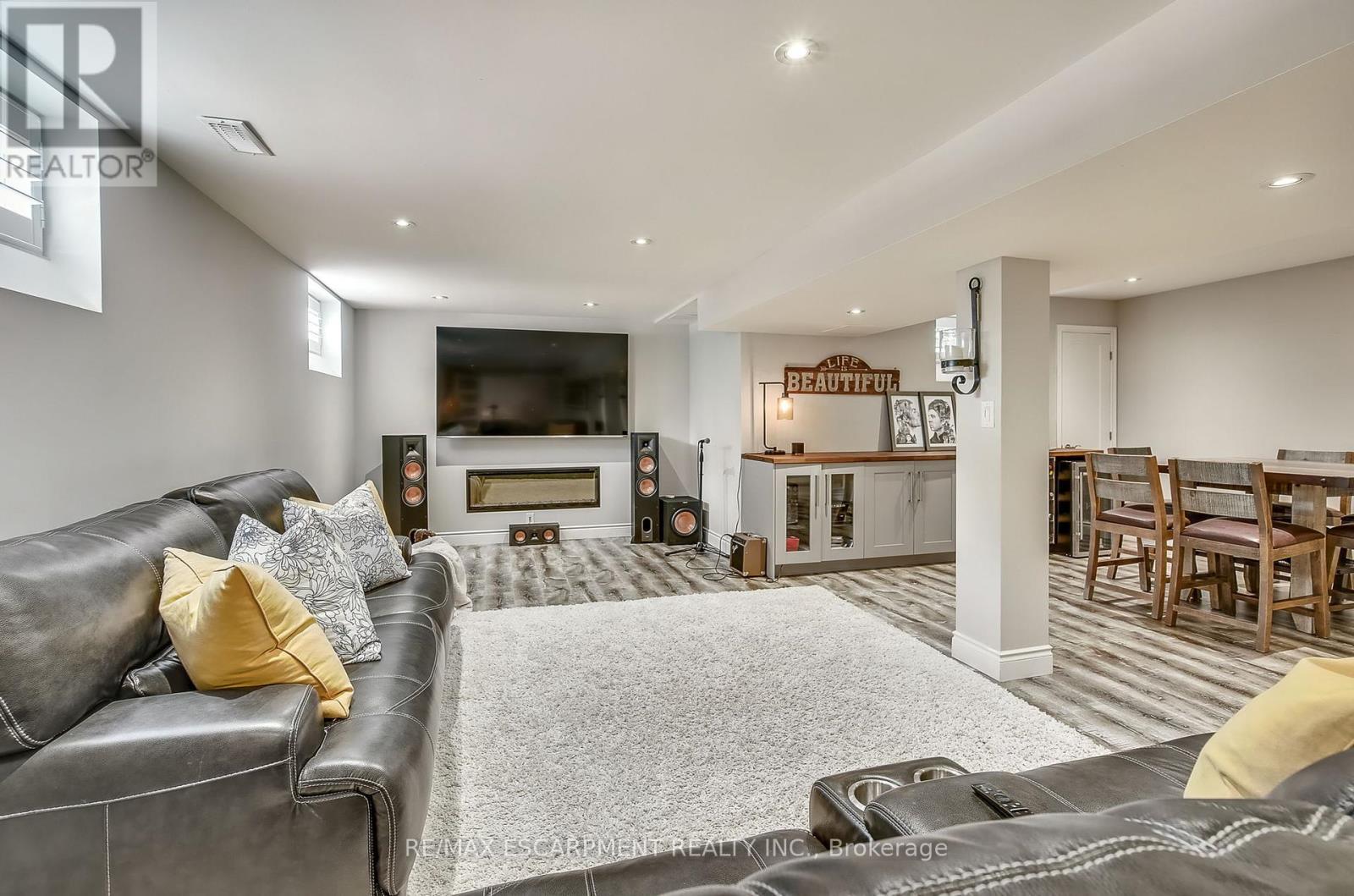 9 Valley Ridge Lane, Hamilton, ON - Indoor Photo Showing Living Room With Fireplace