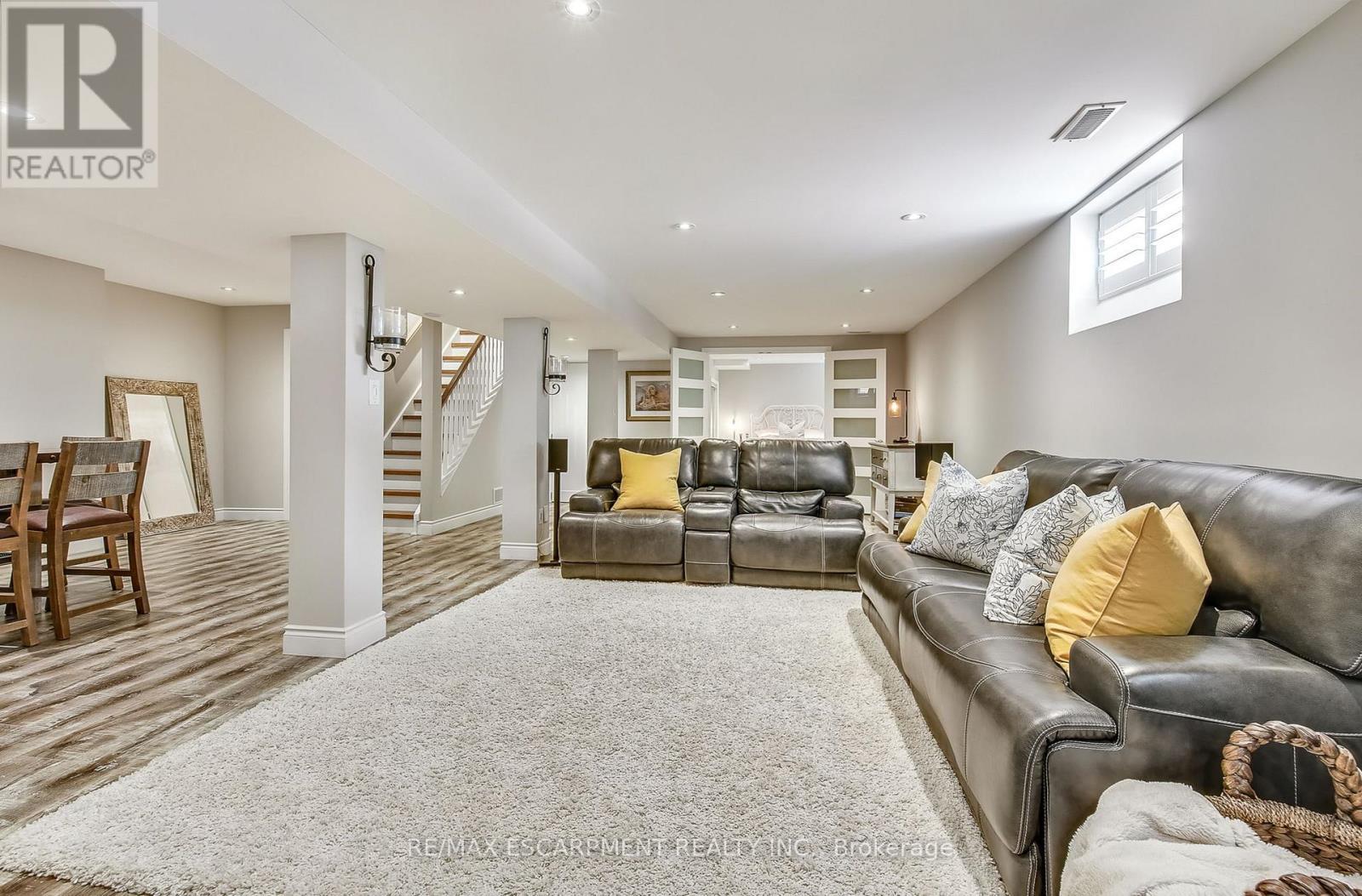 9 Valley Ridge Lane, Hamilton, ON - Indoor Photo Showing Living Room