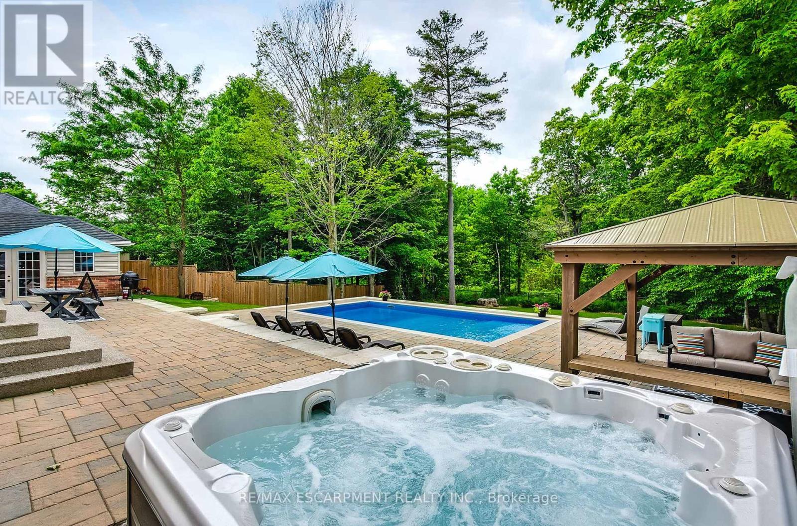 9 Valley Ridge Lane, Hamilton, ON - Outdoor With In Ground Pool With Backyard