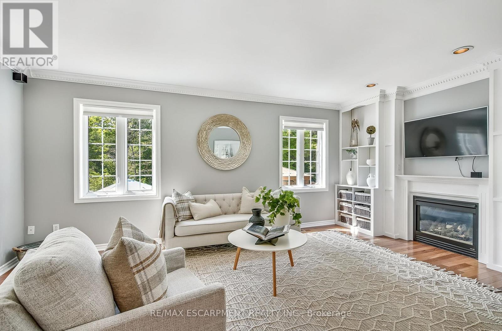 9 Valley Ridge Lane, Hamilton, ON - Indoor Photo Showing Living Room With Fireplace