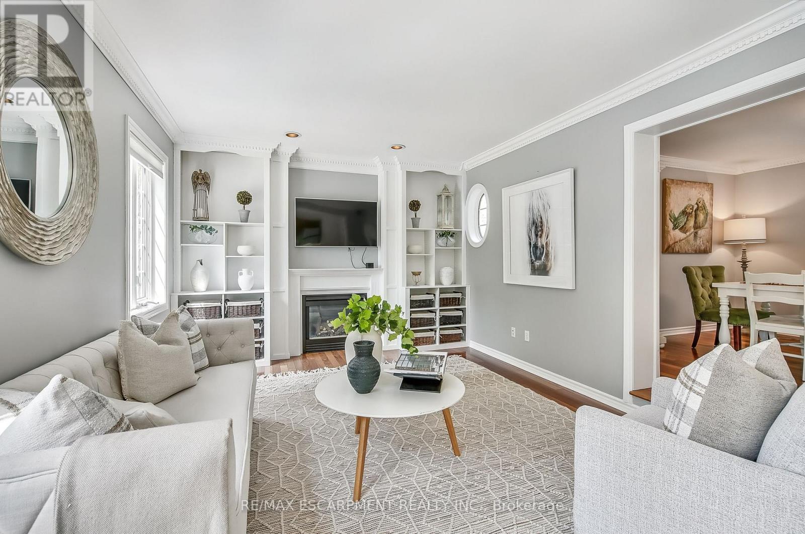 9 Valley Ridge Lane, Hamilton, ON - Indoor Photo Showing Living Room With Fireplace