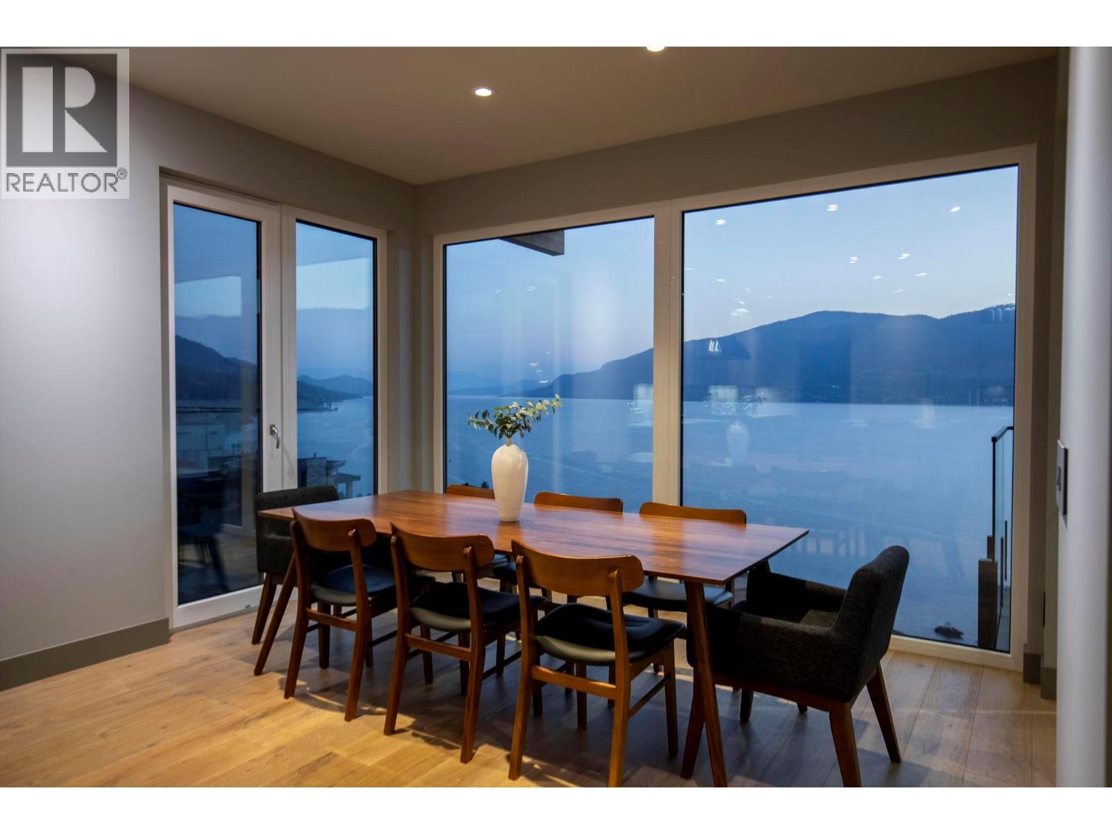 1502 Marble Ledge Drive, Lake Country, BC - Indoor Photo Showing Dining Room