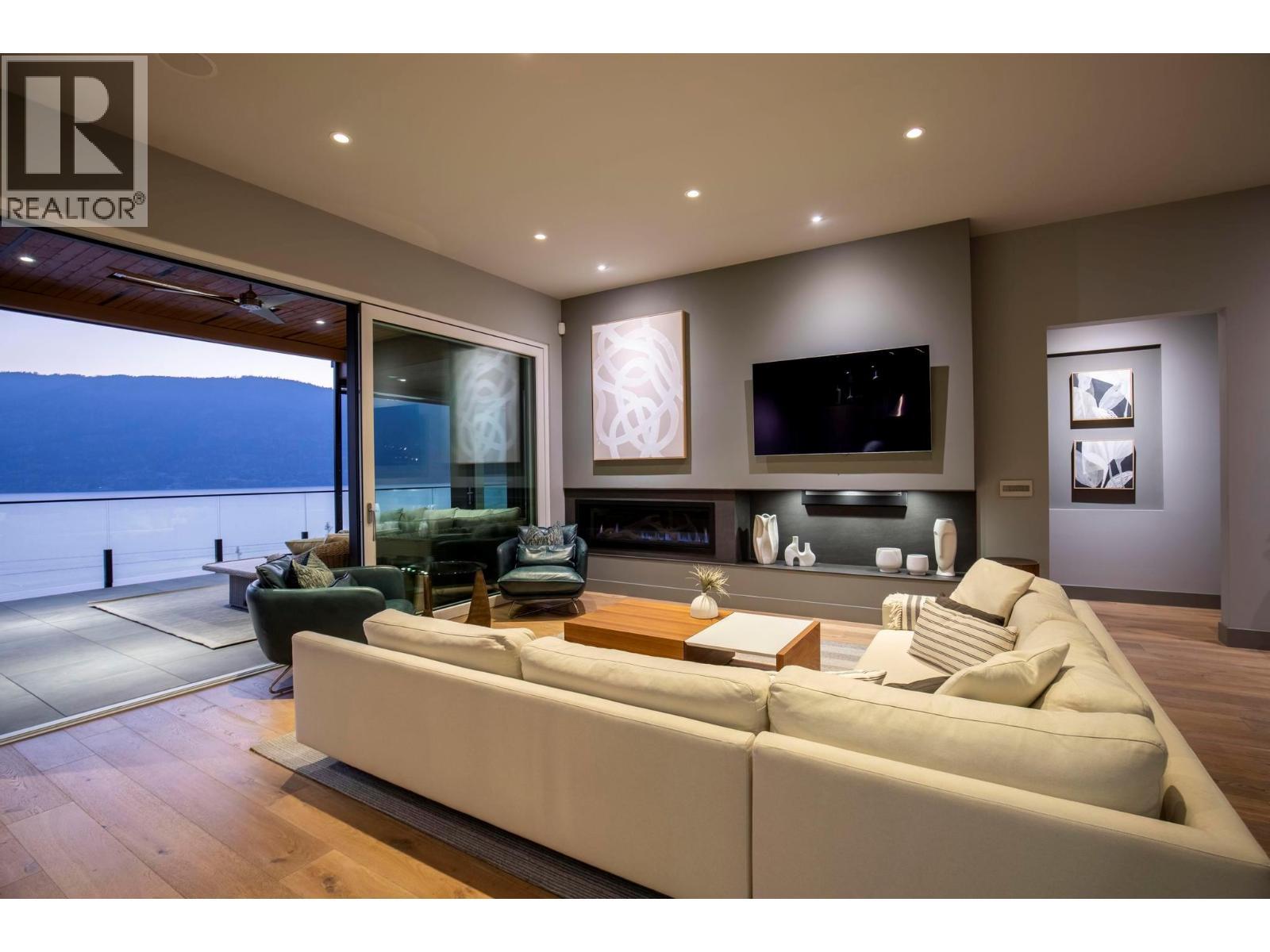 1502 Marble Ledge Drive, Lake Country, BC - Indoor Photo Showing Living Room