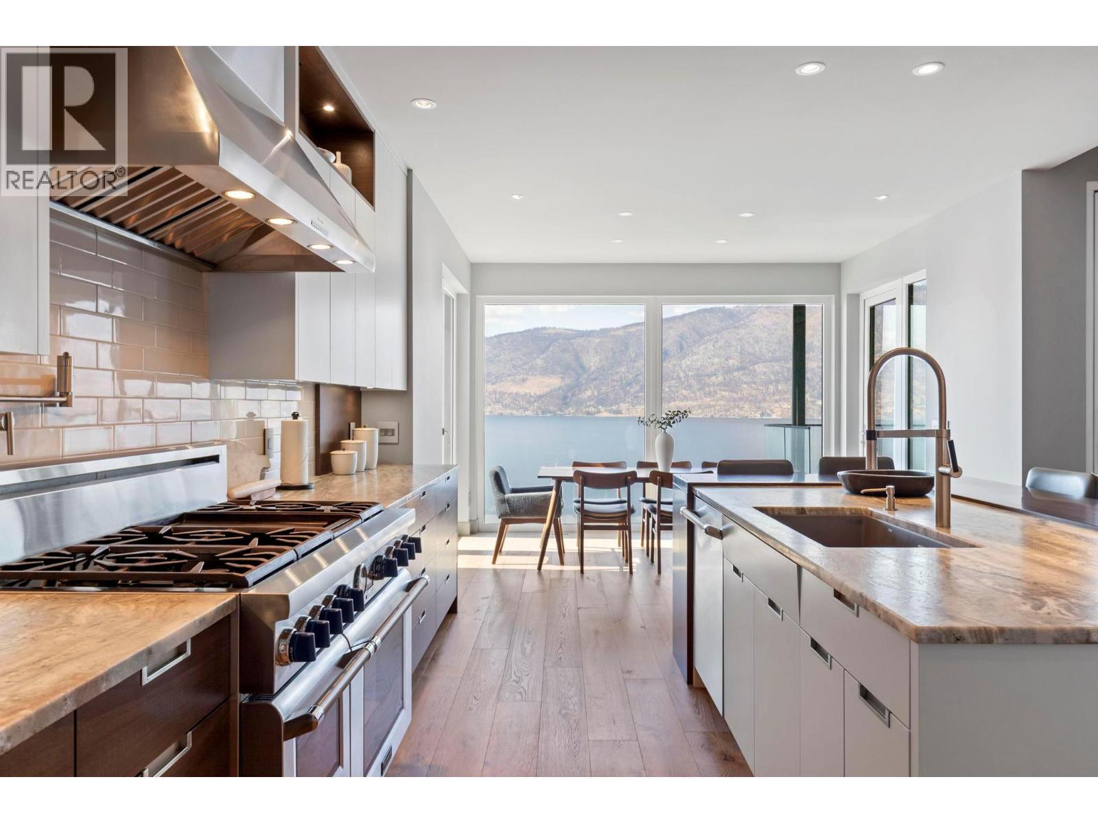 1502 Marble Ledge Drive, Lake Country, BC - Indoor Photo Showing Kitchen With Upgraded Kitchen