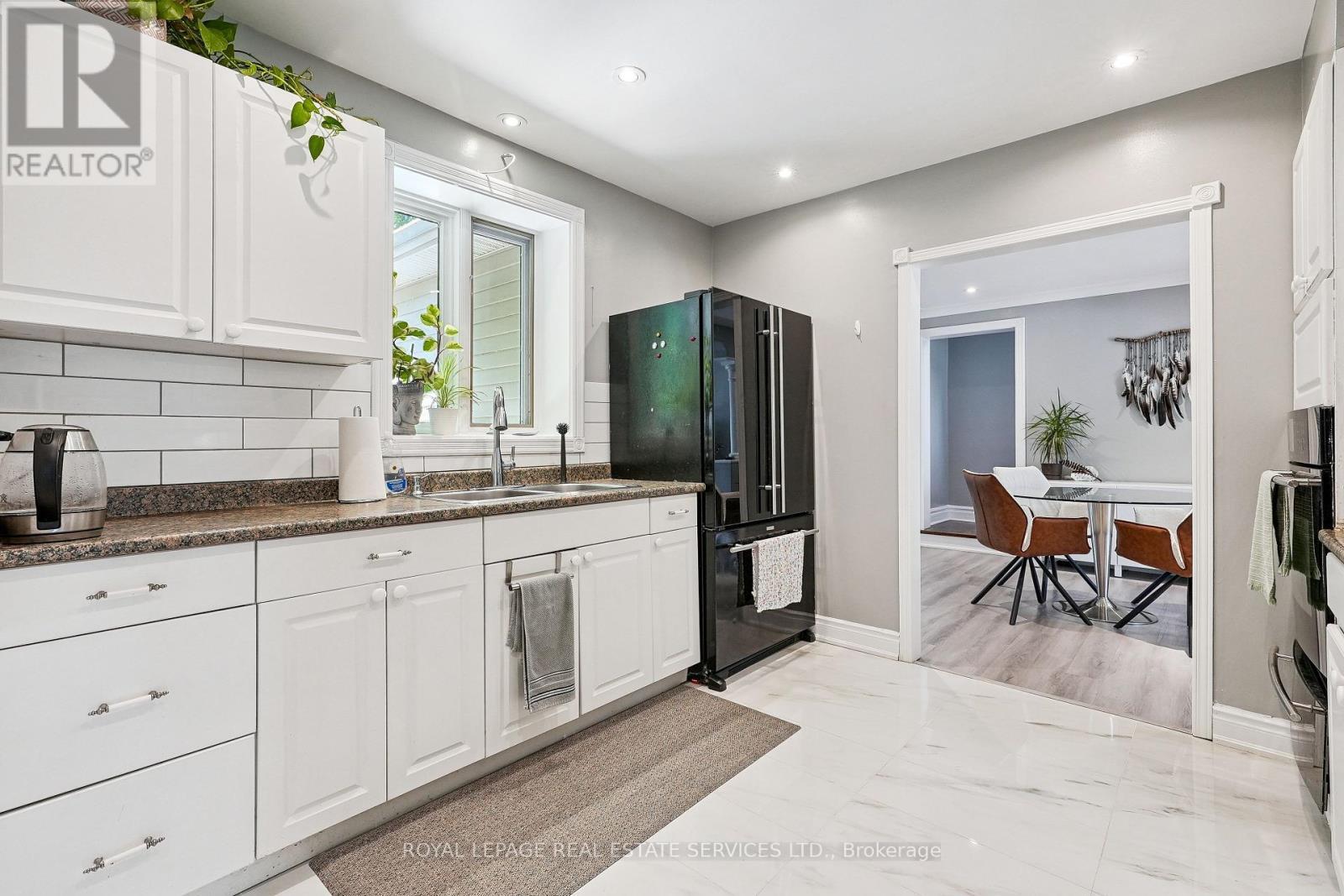 397 River Side Drive, Oakville, ON - Indoor Photo Showing Kitchen