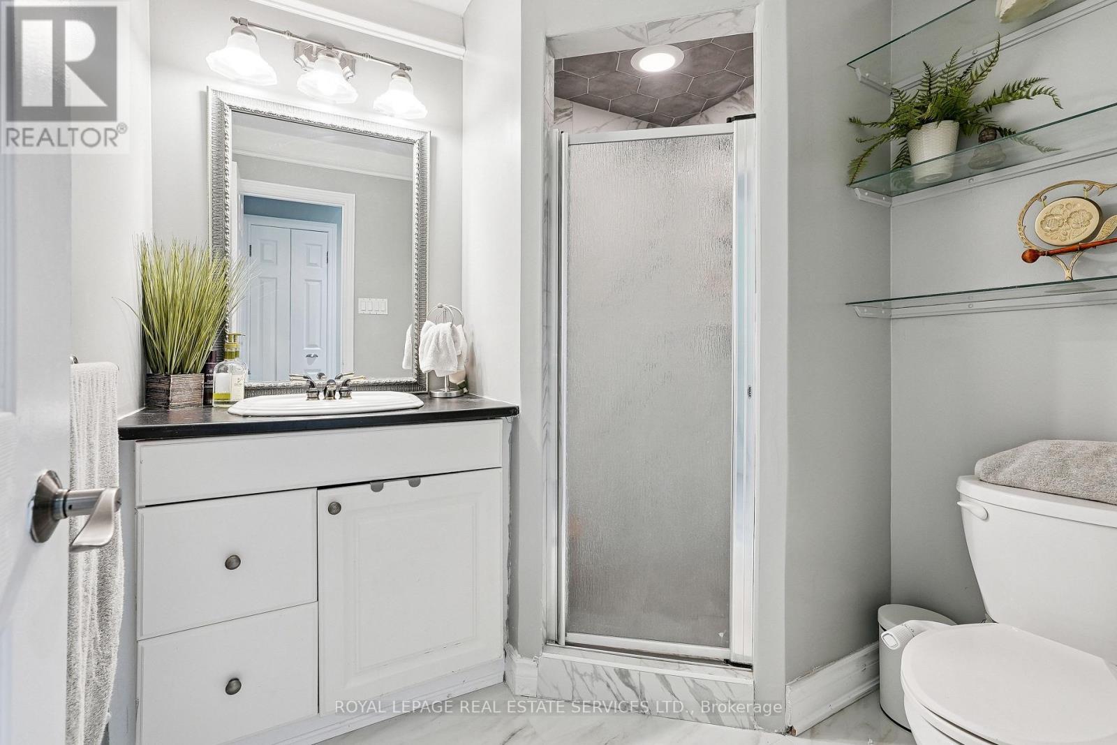 397 River Side Drive, Oakville, ON - Indoor Photo Showing Bathroom