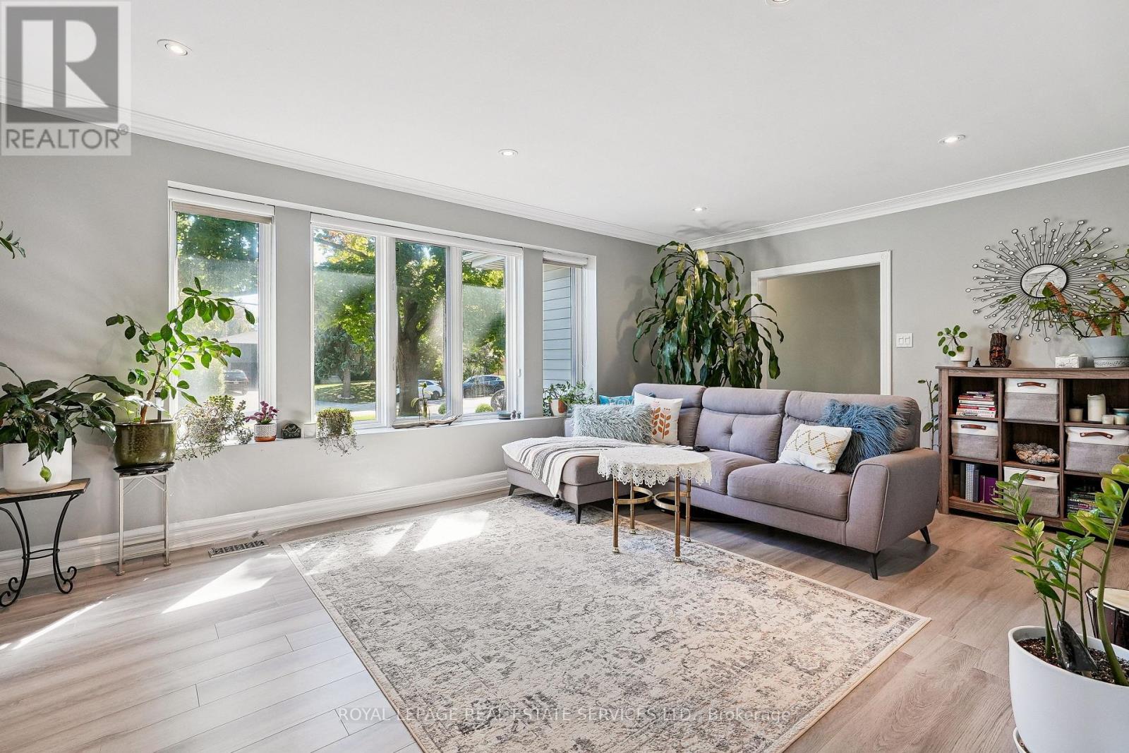 397 River Side Drive, Oakville, ON - Indoor Photo Showing Living Room