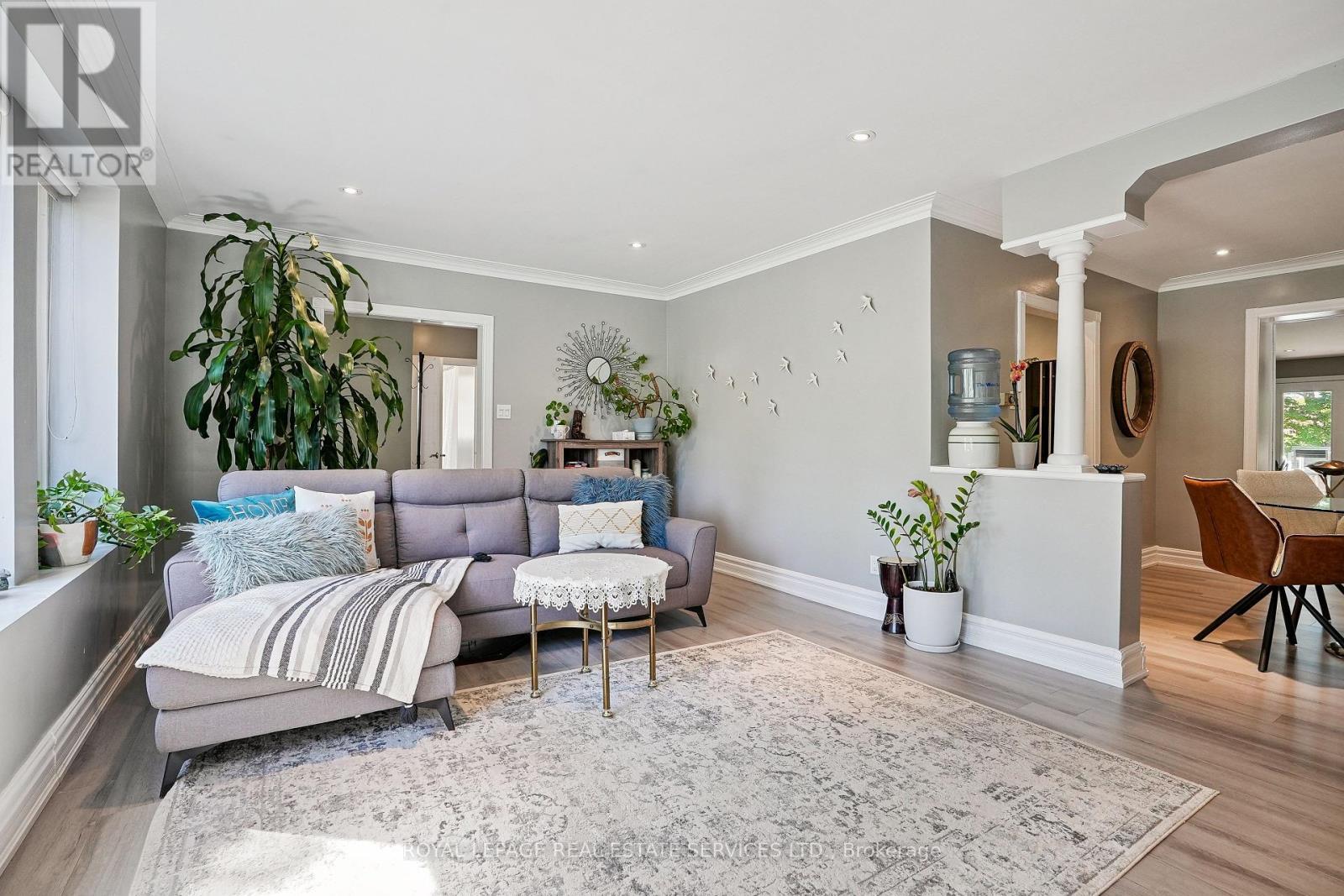 397 River Side Drive, Oakville, ON - Indoor Photo Showing Living Room