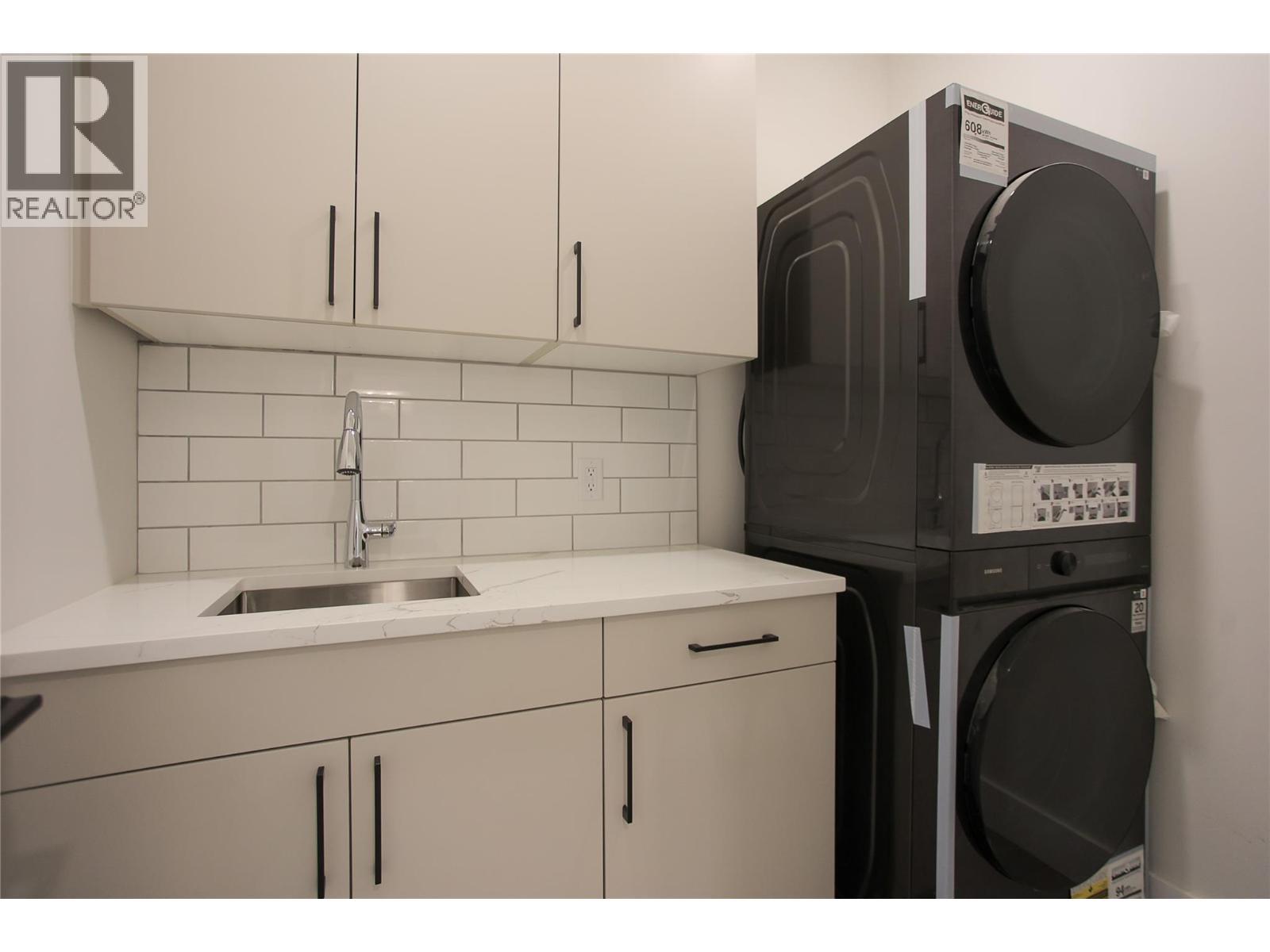 1572 Treadwell Street, Rossland, BC - Indoor Photo Showing Laundry Room
