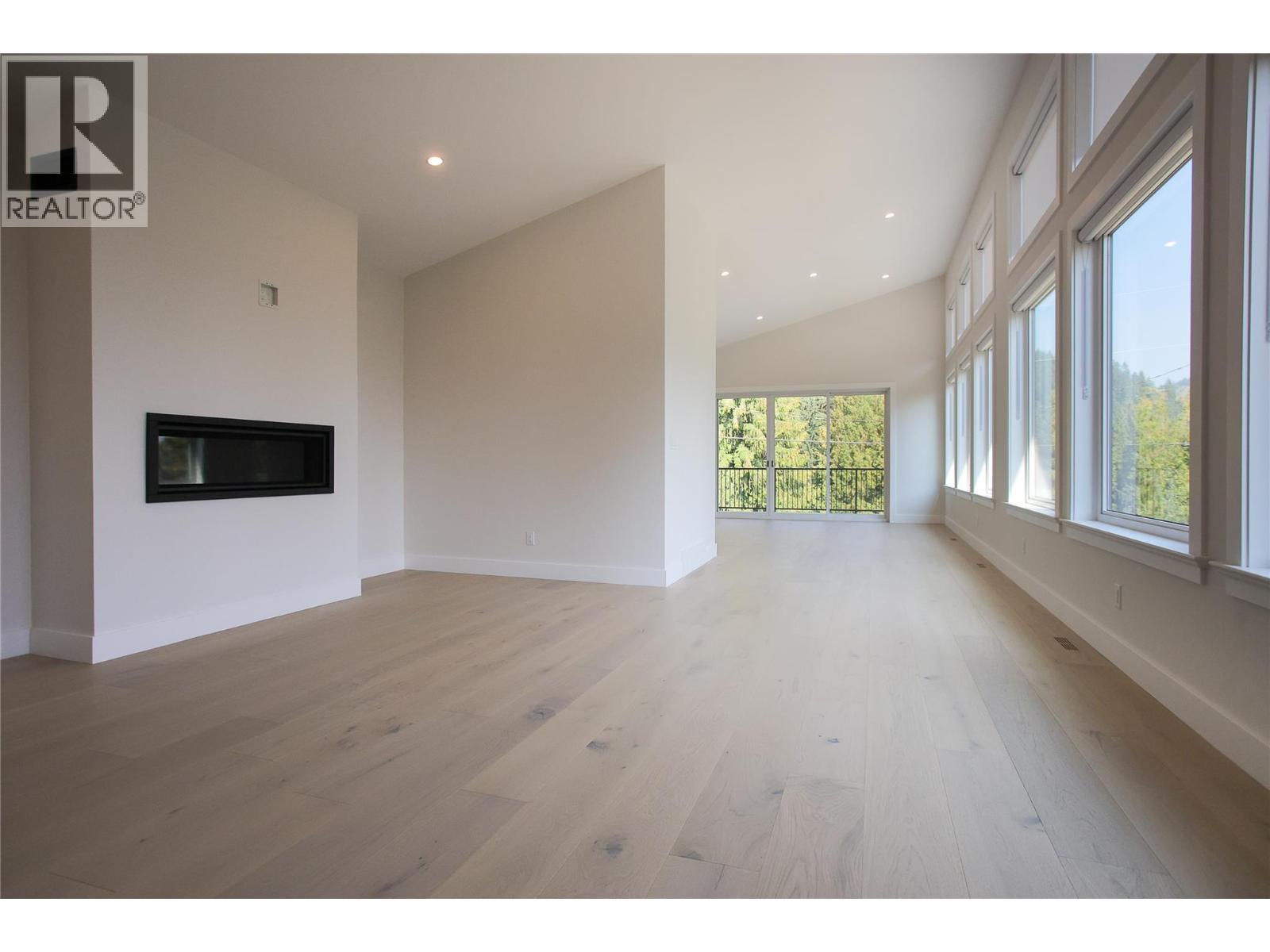 1572 Treadwell Street, Rossland, BC - Indoor With Fireplace