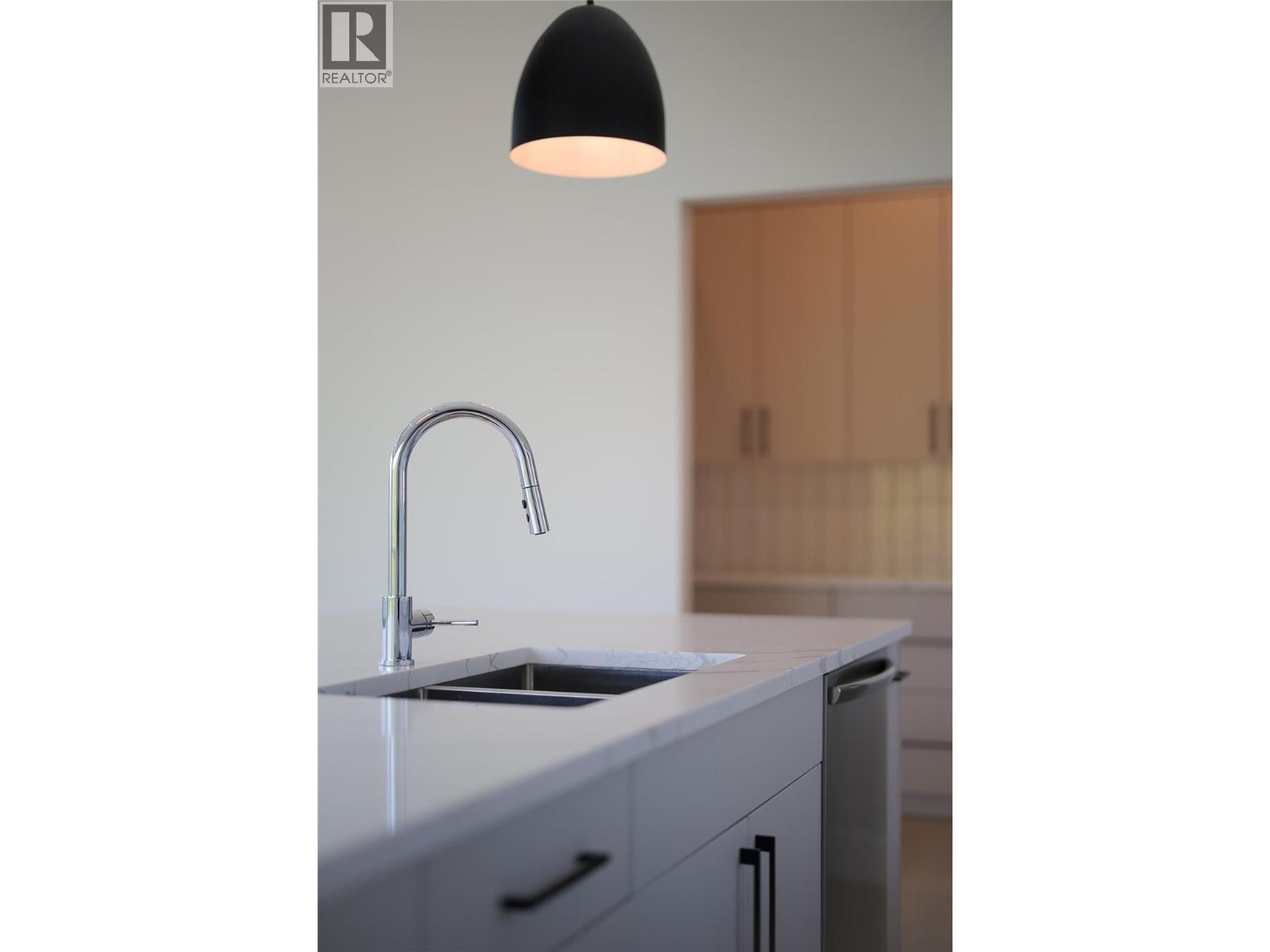 1572 Treadwell Street, Rossland, BC - Indoor Photo Showing Kitchen With Double Sink