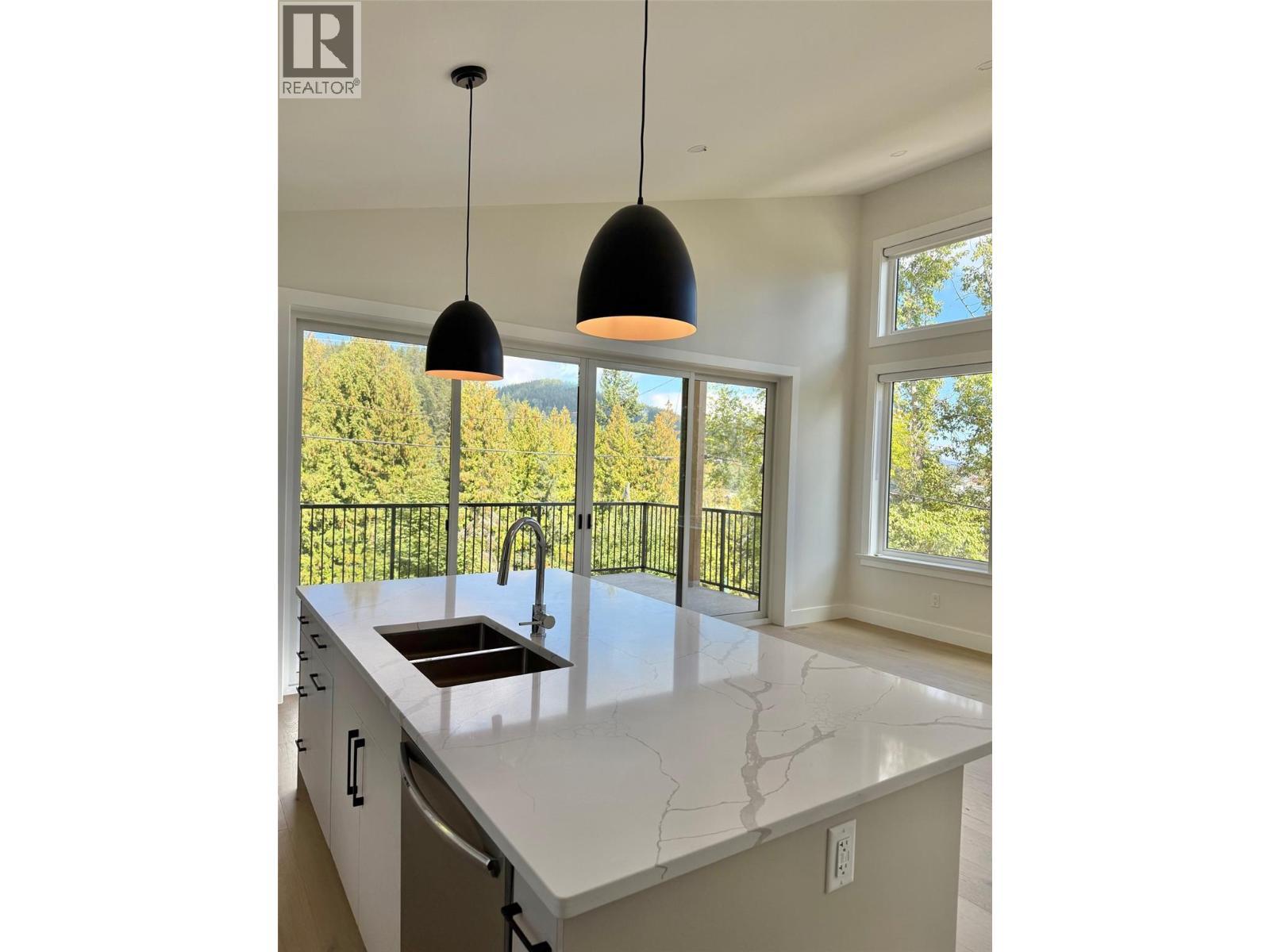 1572 Treadwell Street, Rossland, BC - Indoor Photo Showing Kitchen With Double Sink