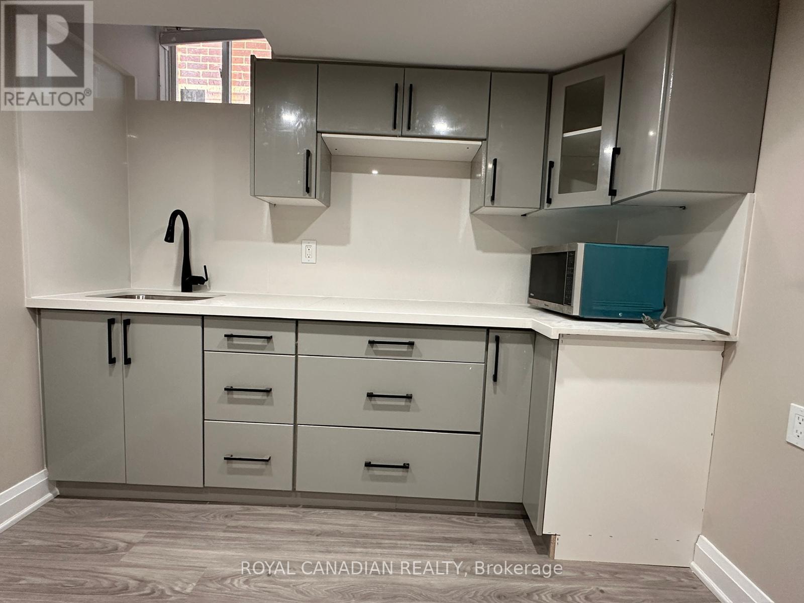 Bsmt - 16 Edworthy Gardens, Hamilton, ON - Indoor Photo Showing Kitchen