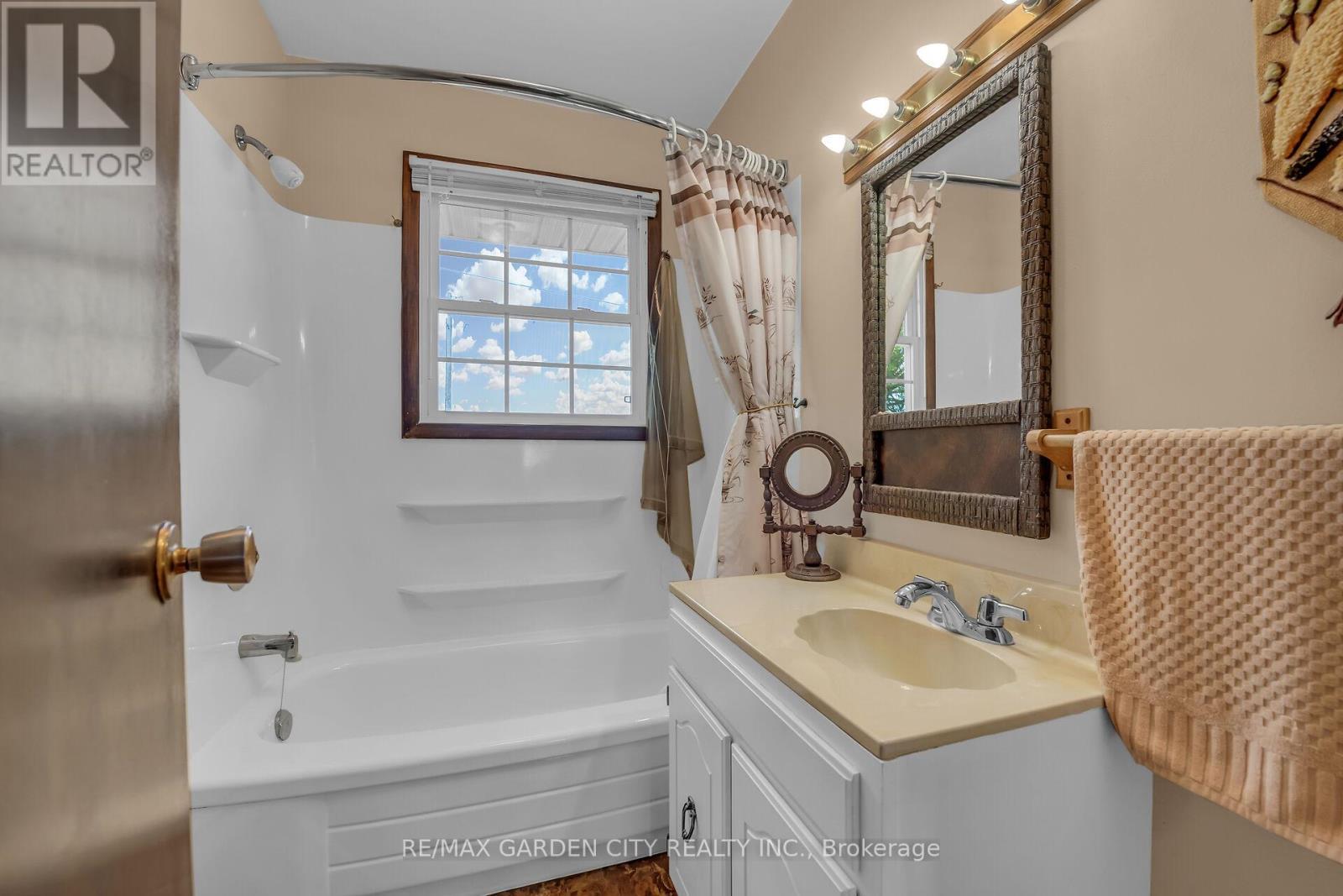 794 59 Highway, Norfolk, ON - Indoor Photo Showing Bathroom