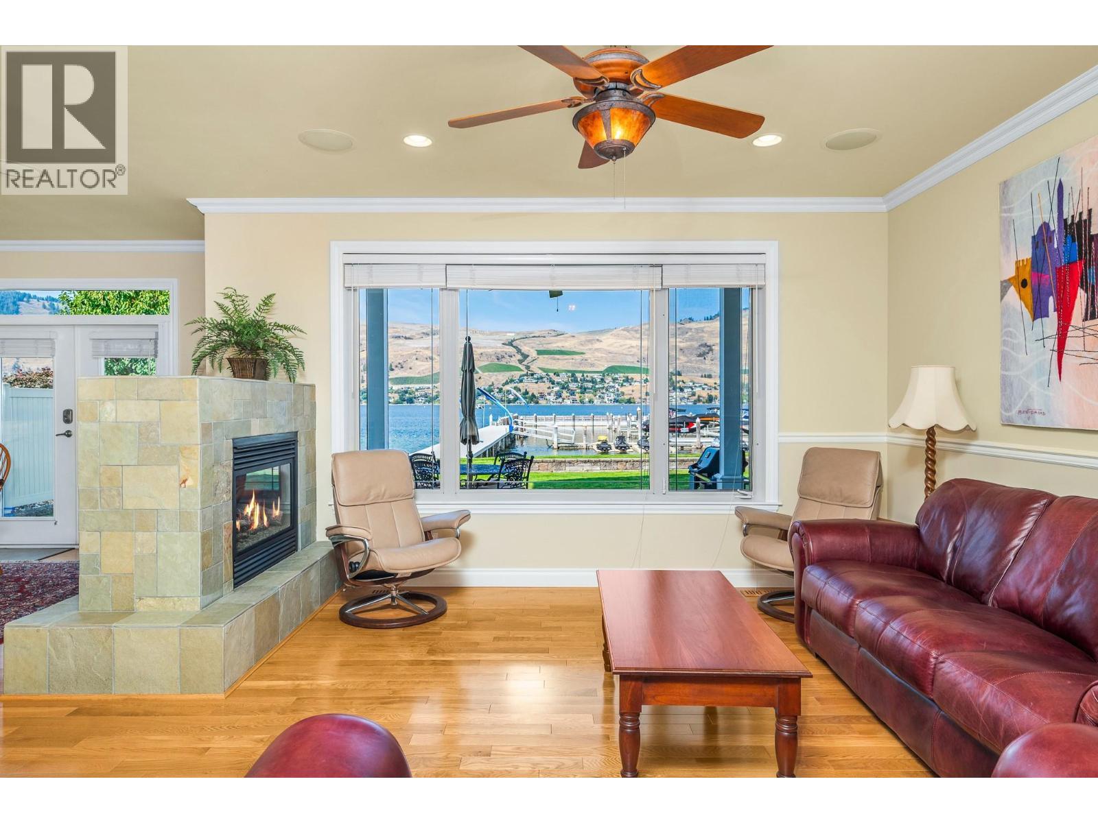 7769 Okanagan Landing Road Unit# 5, Vernon, BC - Indoor Photo Showing Living Room With Fireplace
