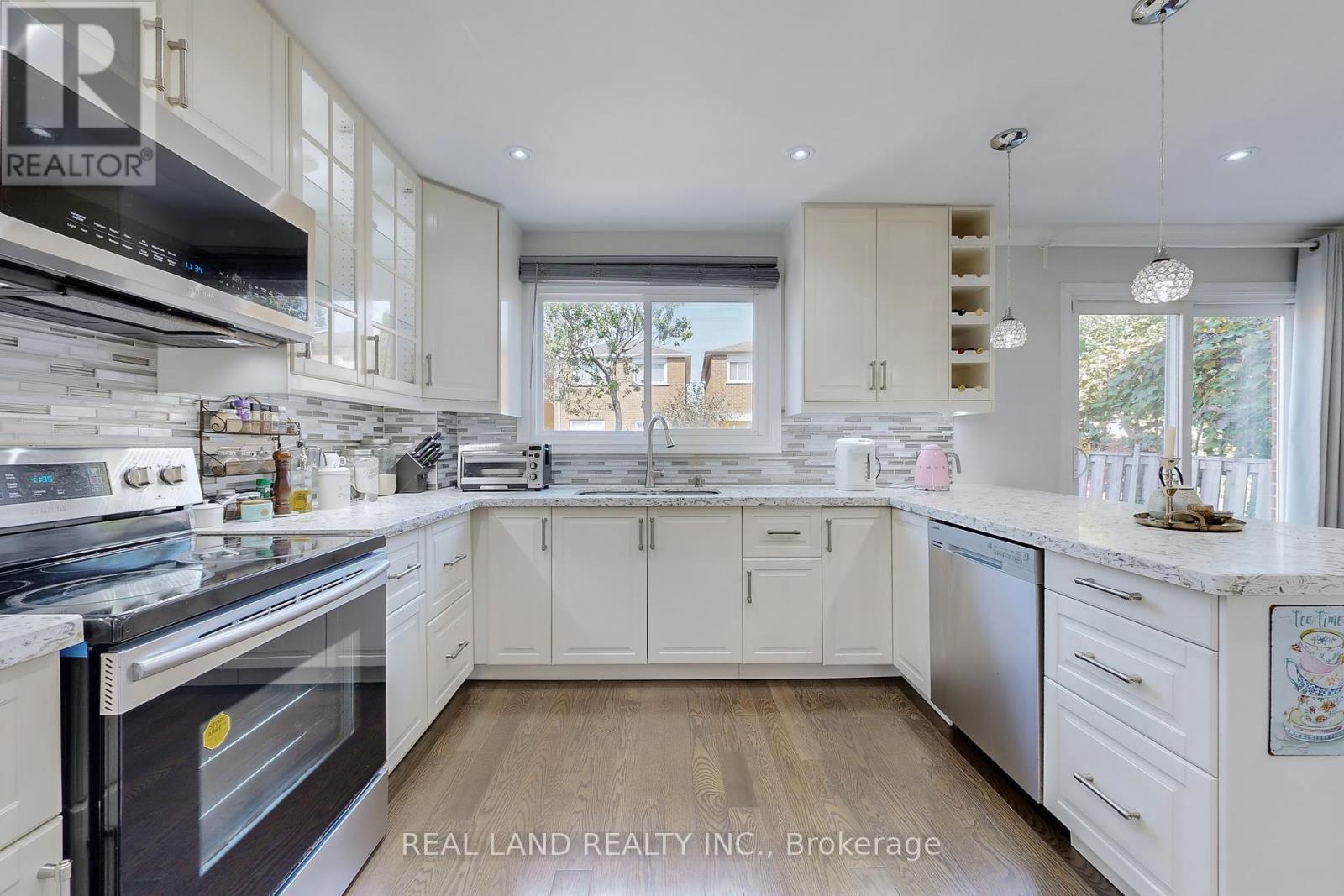 251 Glen Shields Avenue, Vaughan, ON - Indoor Photo Showing Kitchen With Upgraded Kitchen