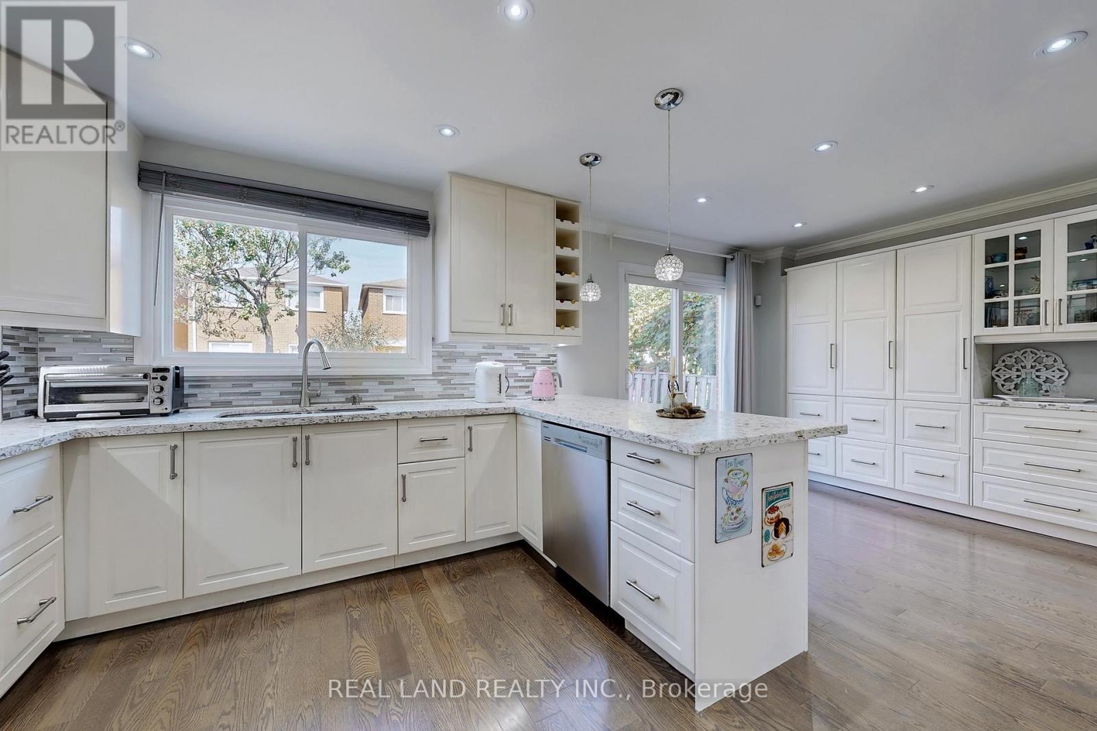 251 Glen Shields Avenue, Vaughan, ON - Indoor Photo Showing Kitchen With Upgraded Kitchen