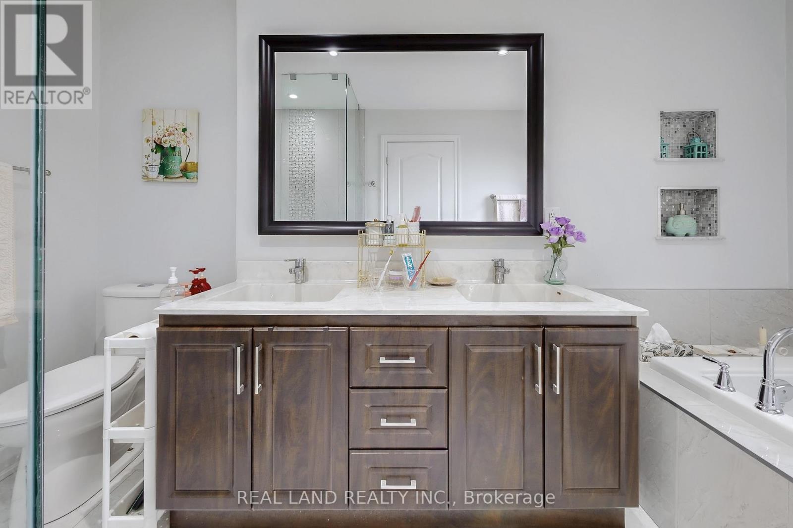 251 Glen Shields Avenue, Vaughan, ON - Indoor Photo Showing Bathroom