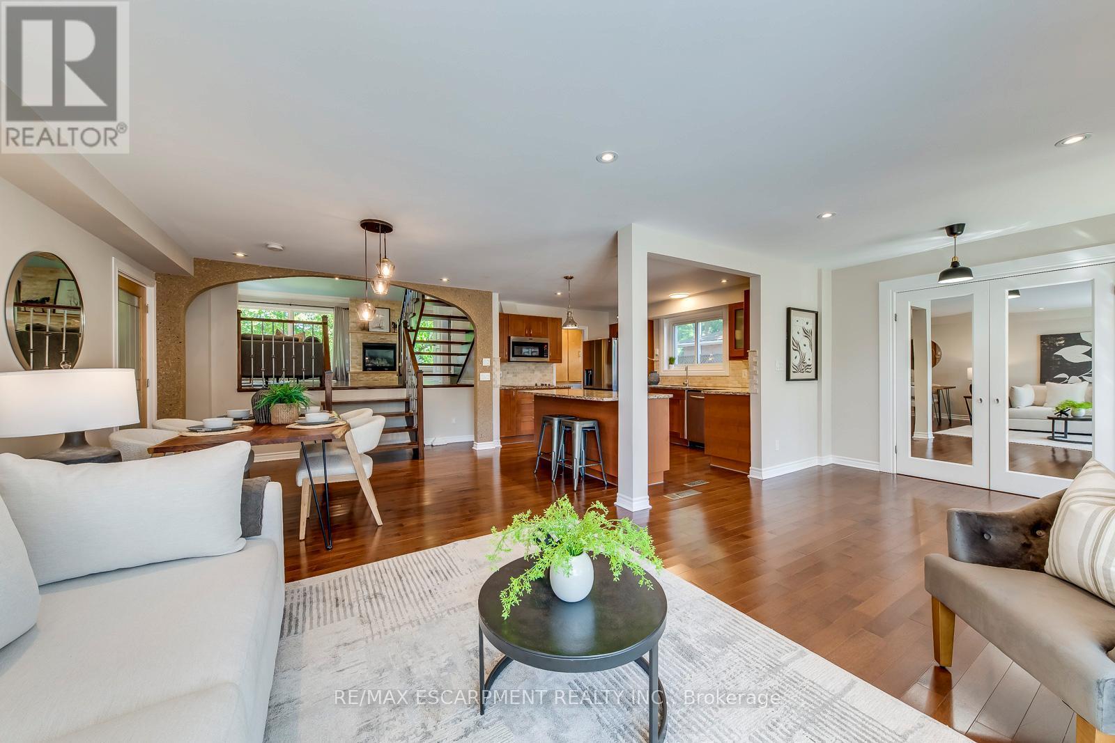 5281 Cindy Lane, Burlington, ON - Indoor Photo Showing Living Room