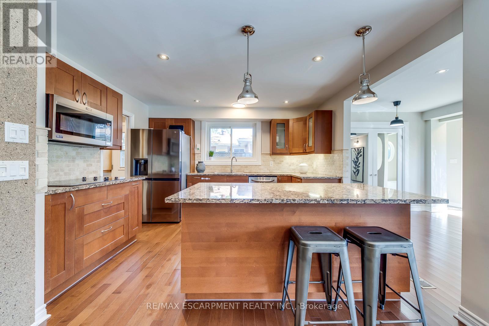 5281 Cindy Lane, Burlington, ON - Indoor Photo Showing Kitchen With Upgraded Kitchen