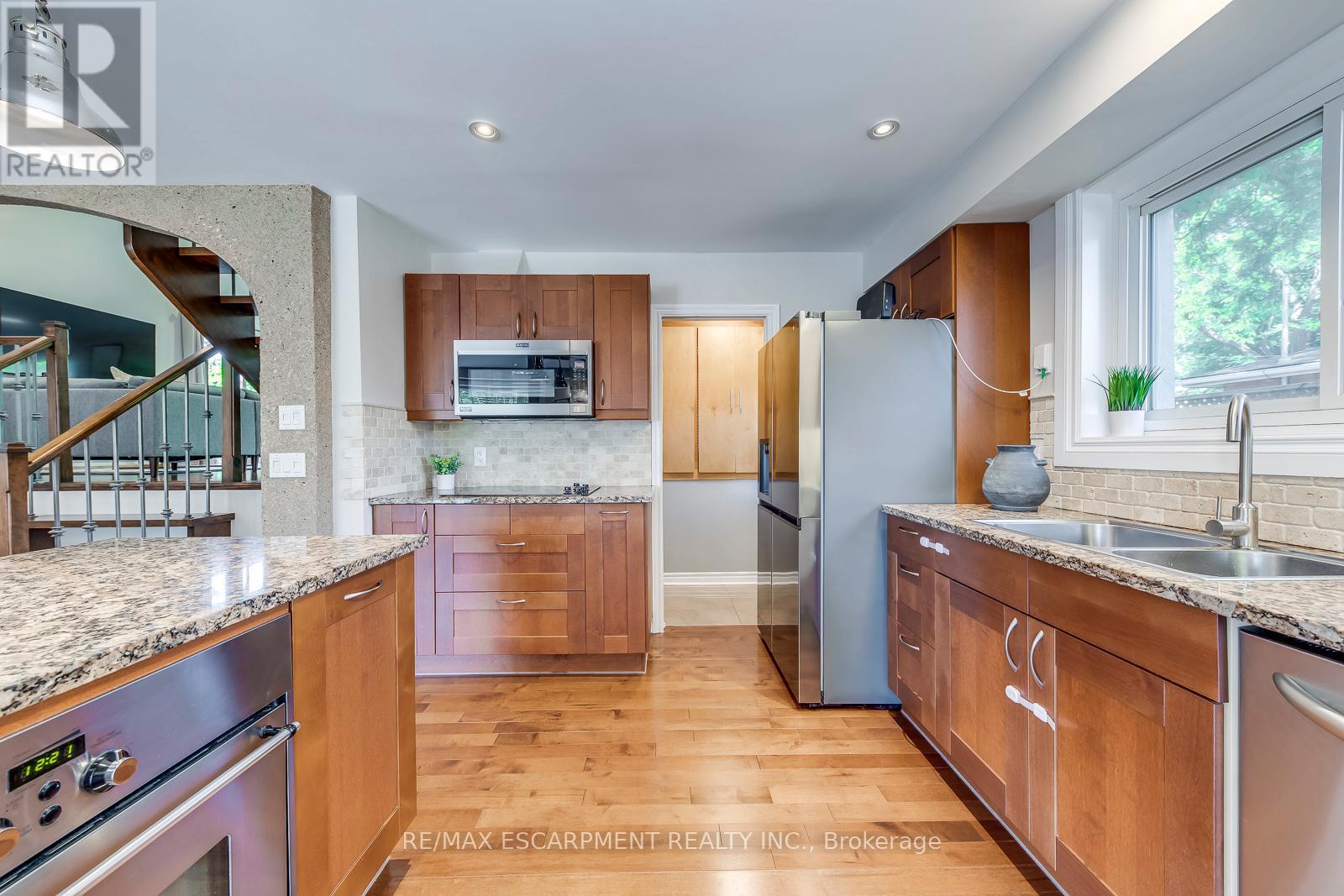 5281 Cindy Lane, Burlington, ON - Indoor Photo Showing Kitchen With Double Sink