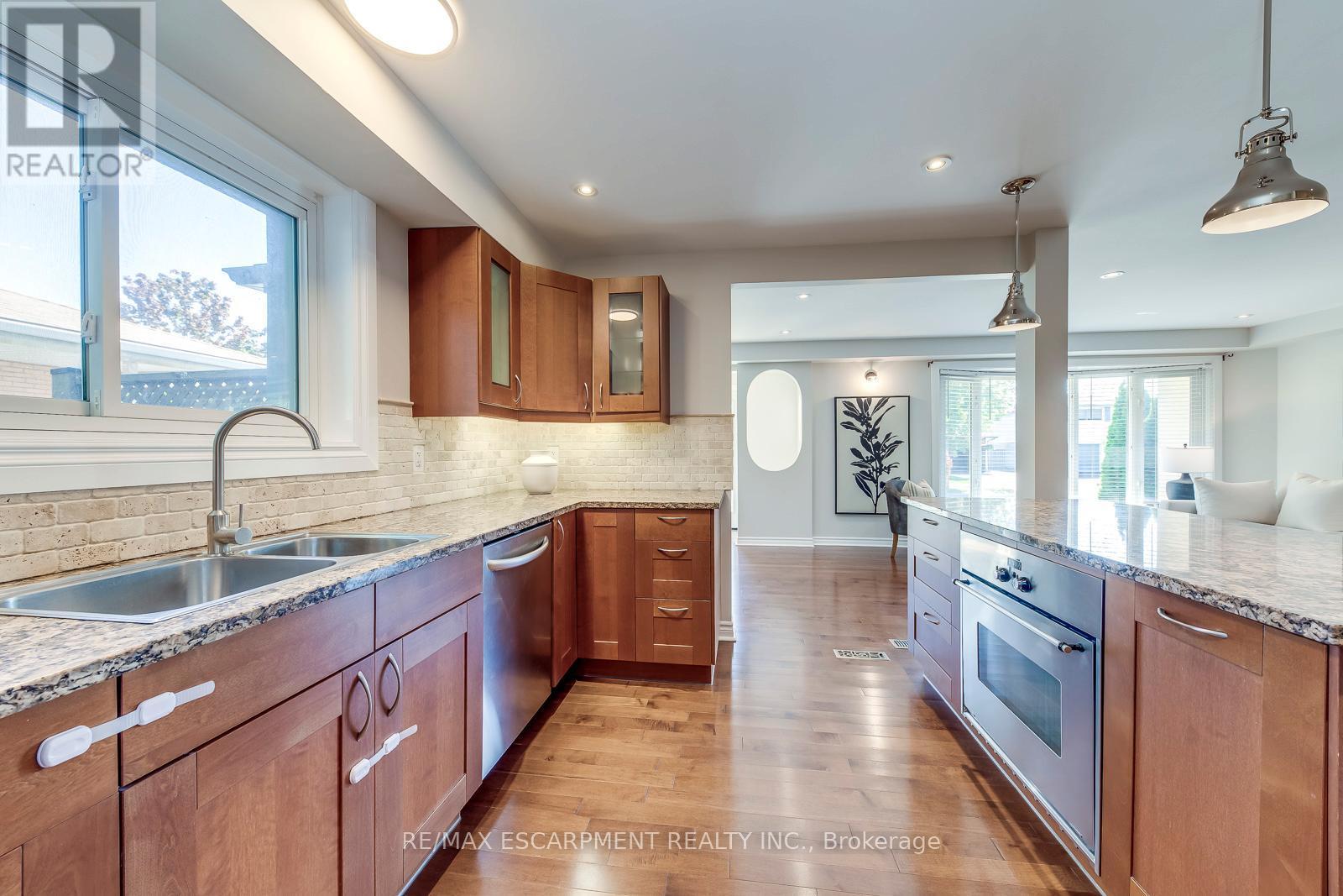 5281 Cindy Lane, Burlington, ON - Indoor Photo Showing Kitchen With Double Sink With Upgraded Kitchen