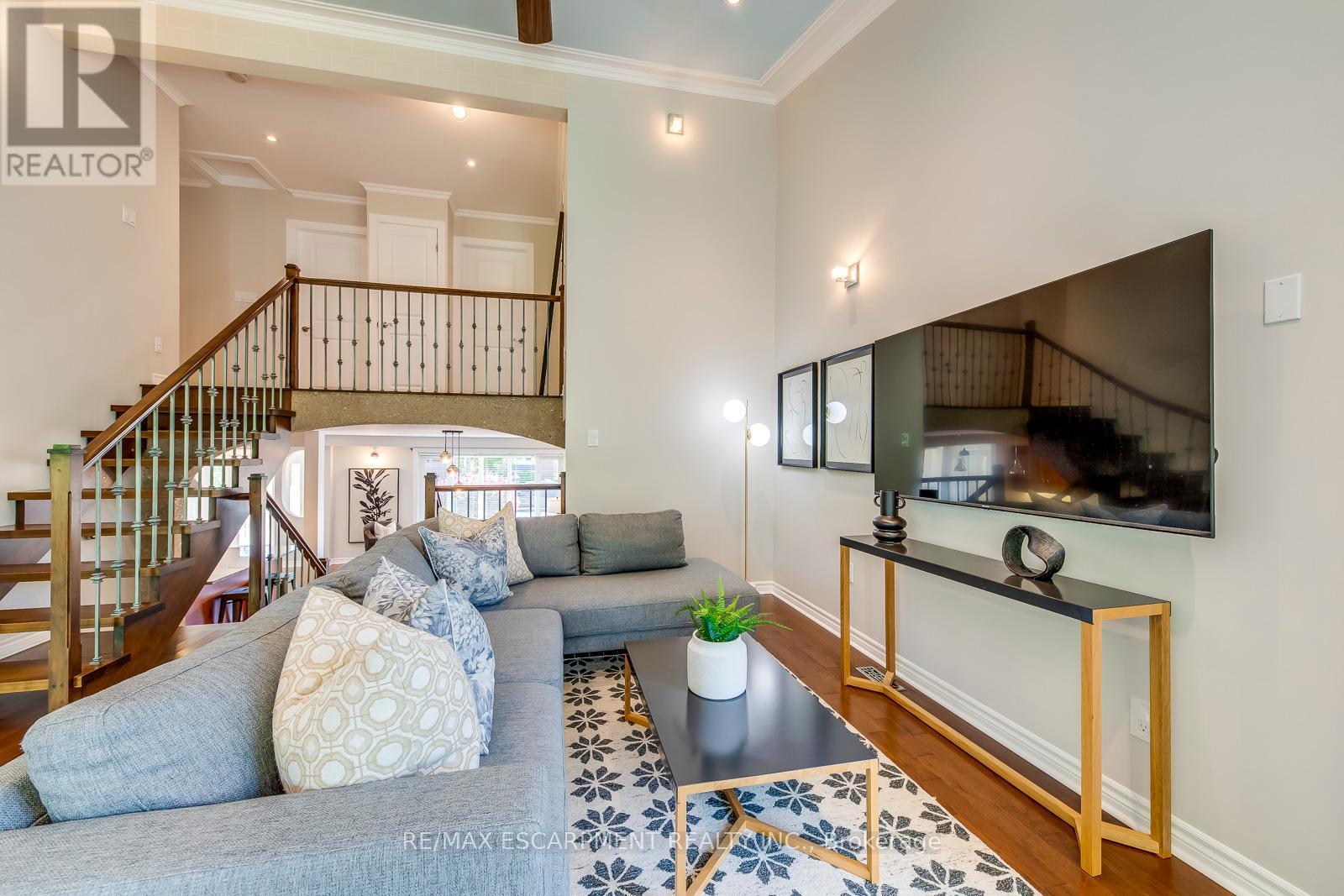 5281 Cindy Lane, Burlington, ON - Indoor Photo Showing Living Room
