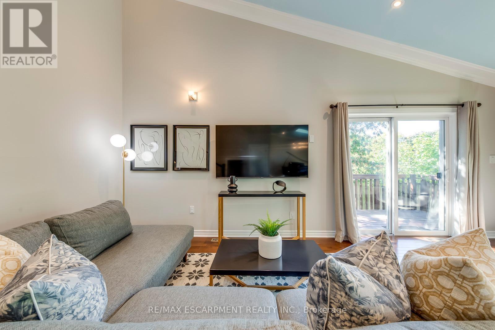 5281 Cindy Lane, Burlington, ON - Indoor Photo Showing Living Room