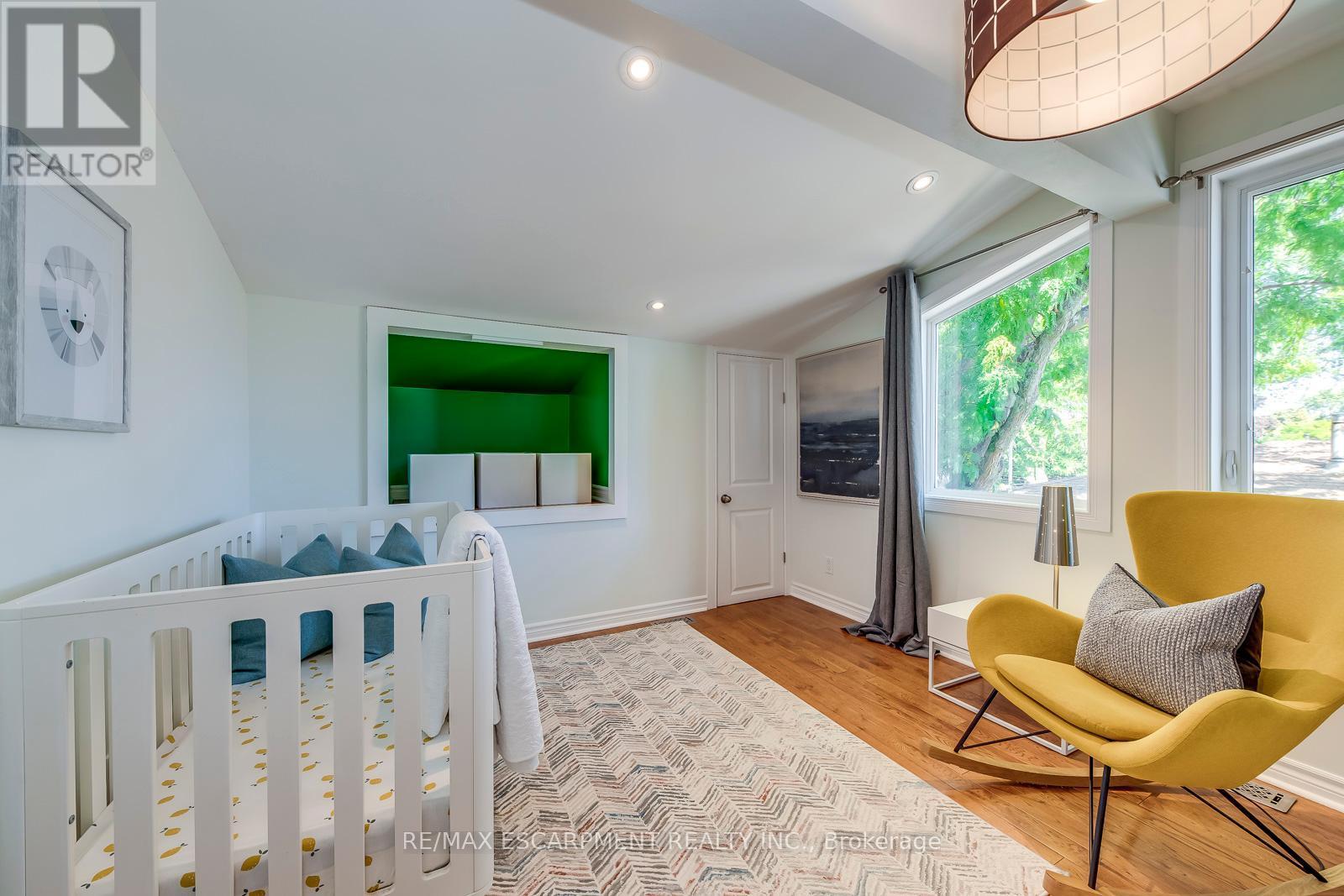 5281 Cindy Lane, Burlington, ON - Indoor Photo Showing Bedroom