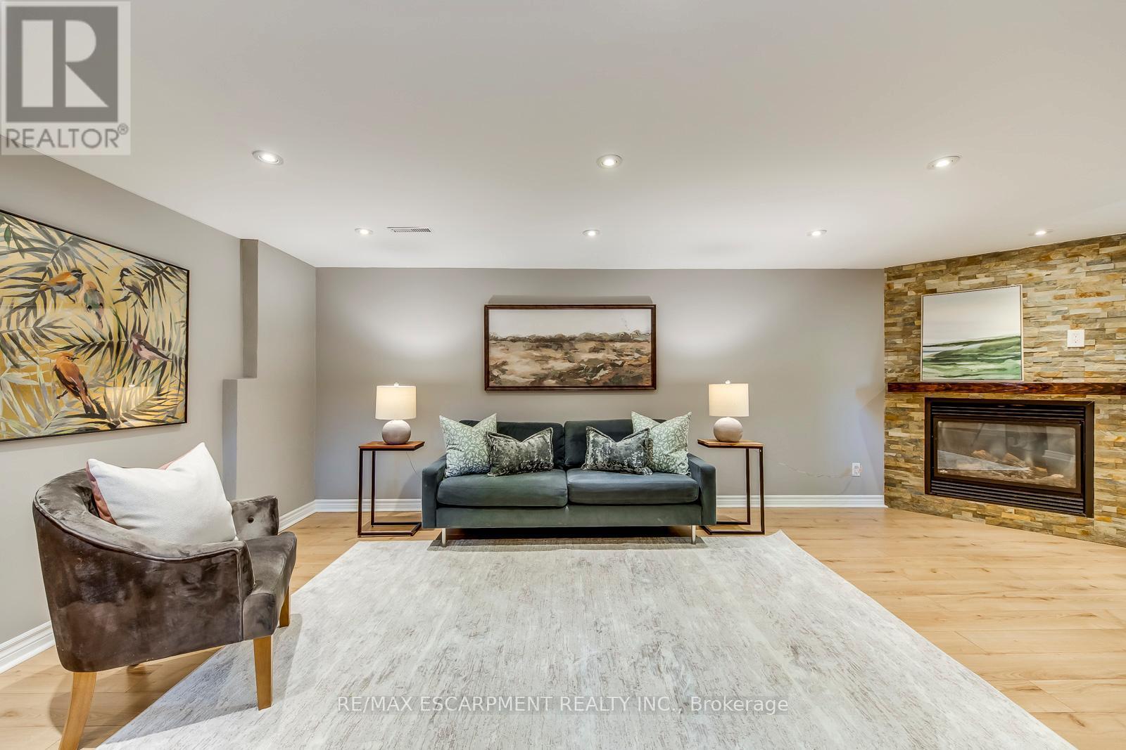 5281 Cindy Lane, Burlington, ON - Indoor Photo Showing Living Room With Fireplace